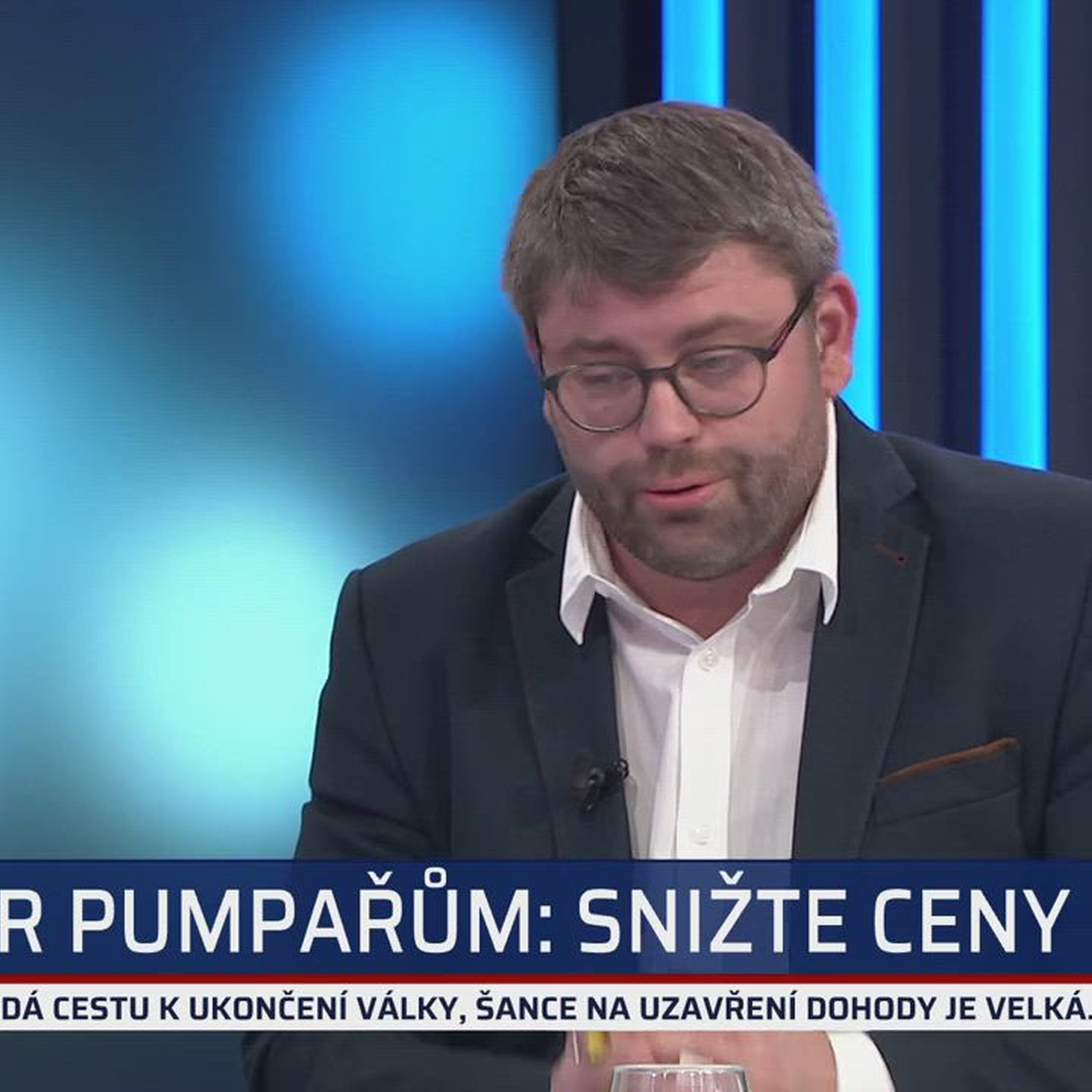 Urážky ve studiu při diskuzi o drahé ropě: Jste negramotný, útočil Rajchl na Jakoba