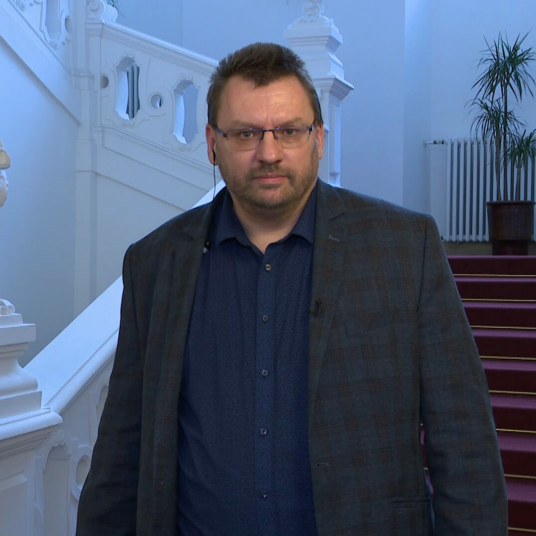 Volný: Zavání to honem na čarodějnice. Ostatní si roušky mimo kamery také sundávají (Interview Martiny Kuzdasové, 26. leden 2021)