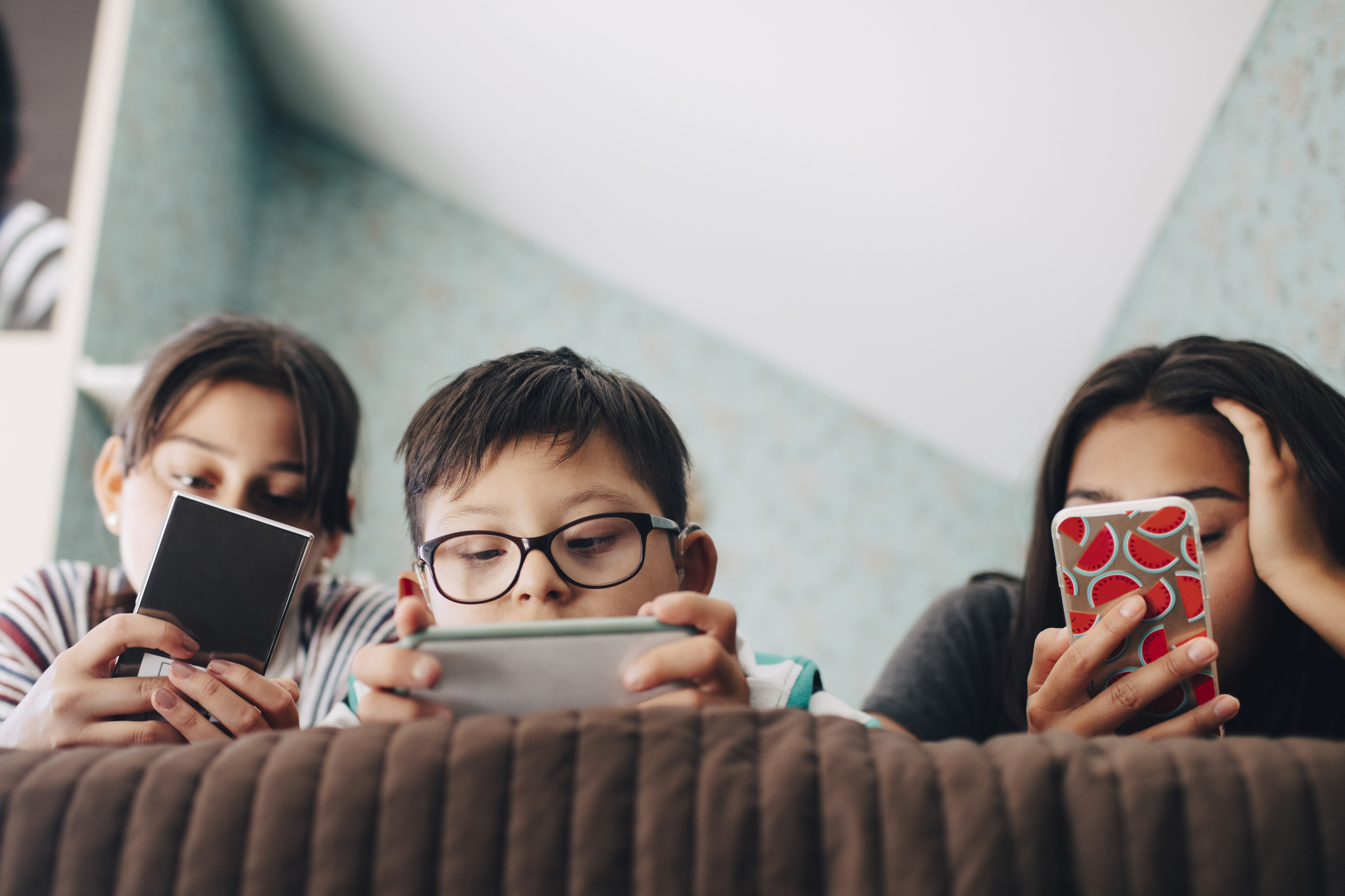 "Se li ami sconnettili!" Ecco il progetto pilota contro la dipendenza da telefonini