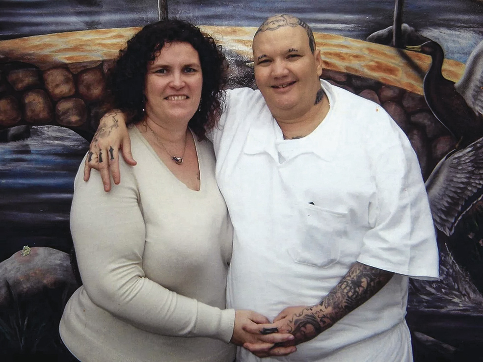 Mujeres que aman a hombres que matan: las insólitas razones para relacionarse con asesinos presos