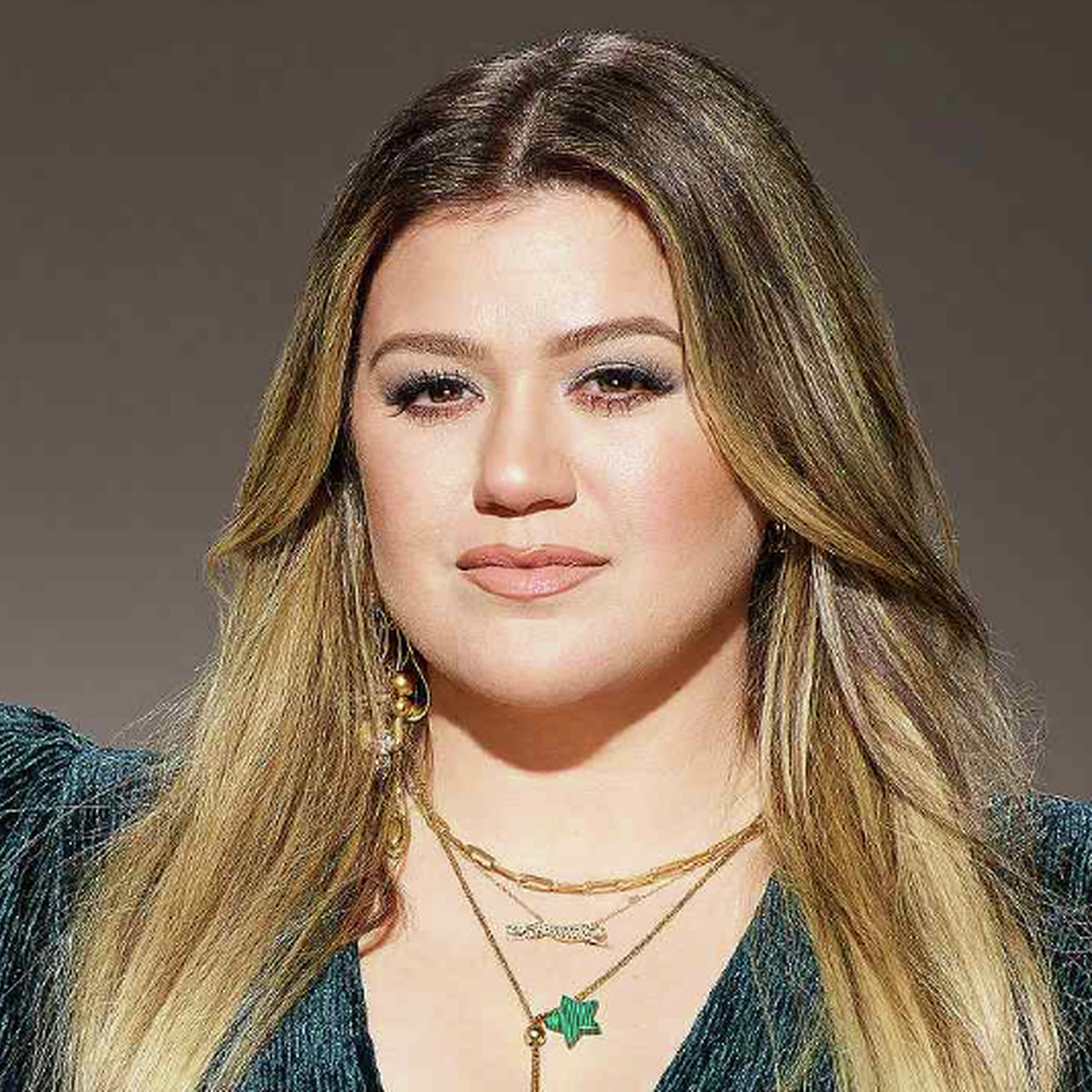 Kelly Clarkson's Ex Dies Aged 48 & Sydney Sweeney Spotted On Set Of Massive Sequel Kelly Clarkson's Ex Dies Aged 48 & Sydney Sweeney Spotted On Set Of Massive Sequel
