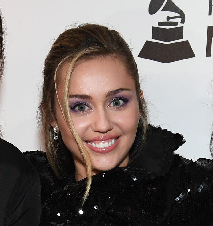 Miley Cyrus FIRED Over Baked Good & Dua Lipa Drops Cute Story About Her Engagement Ring!