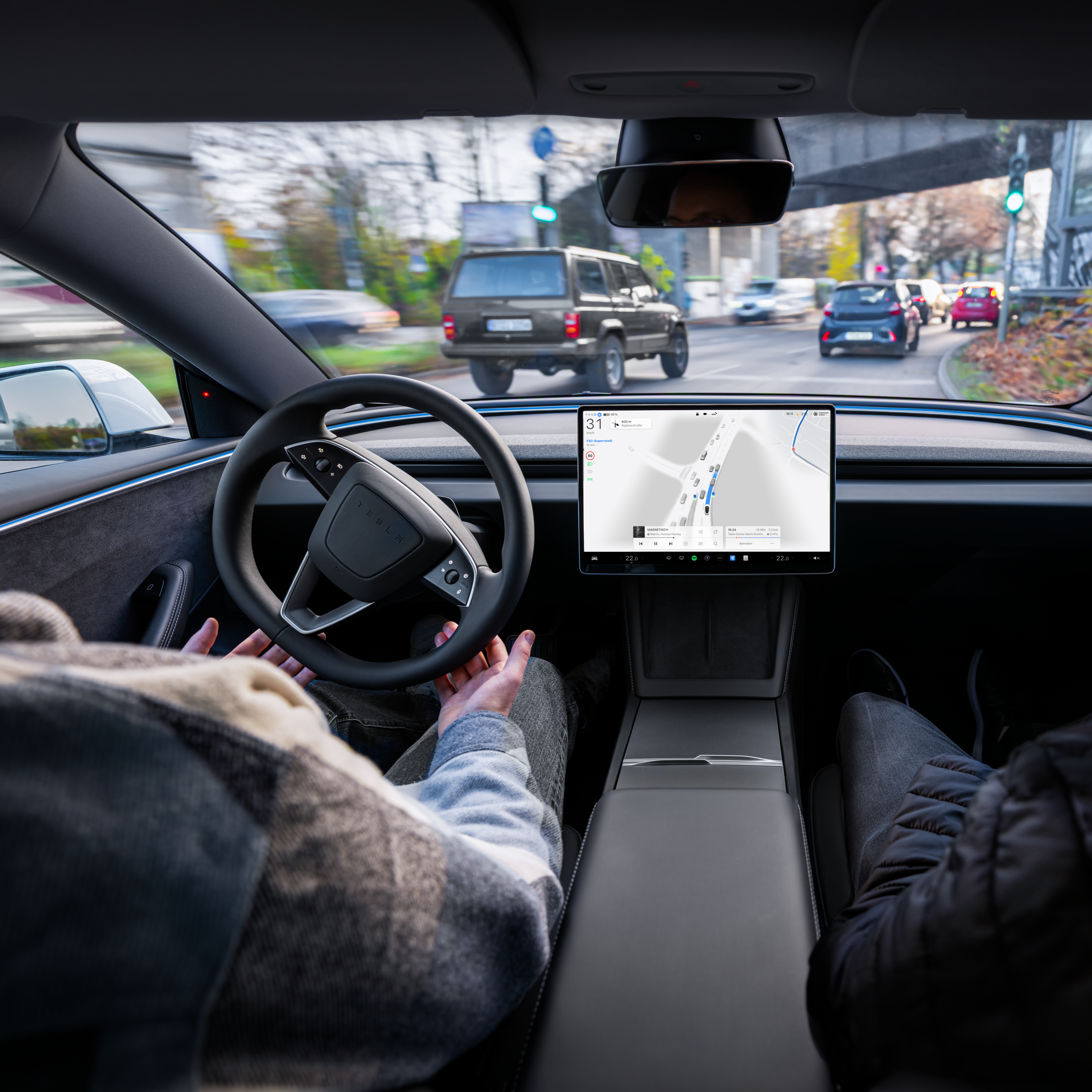 323 Bilradio i Tesla der kører selv og årets vigtigste Mercedes