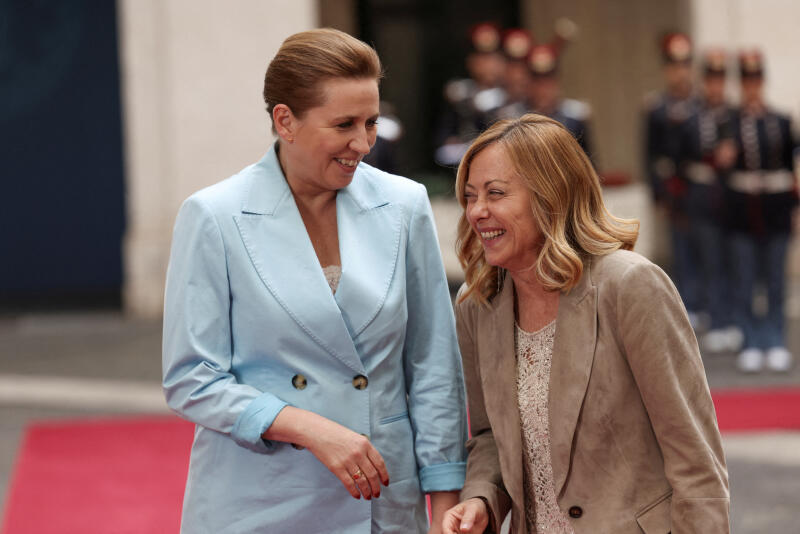 I en og samme uge sendte Mette Frederiksen en flaskepost og kastede sin kærlighed på birkes i kage
