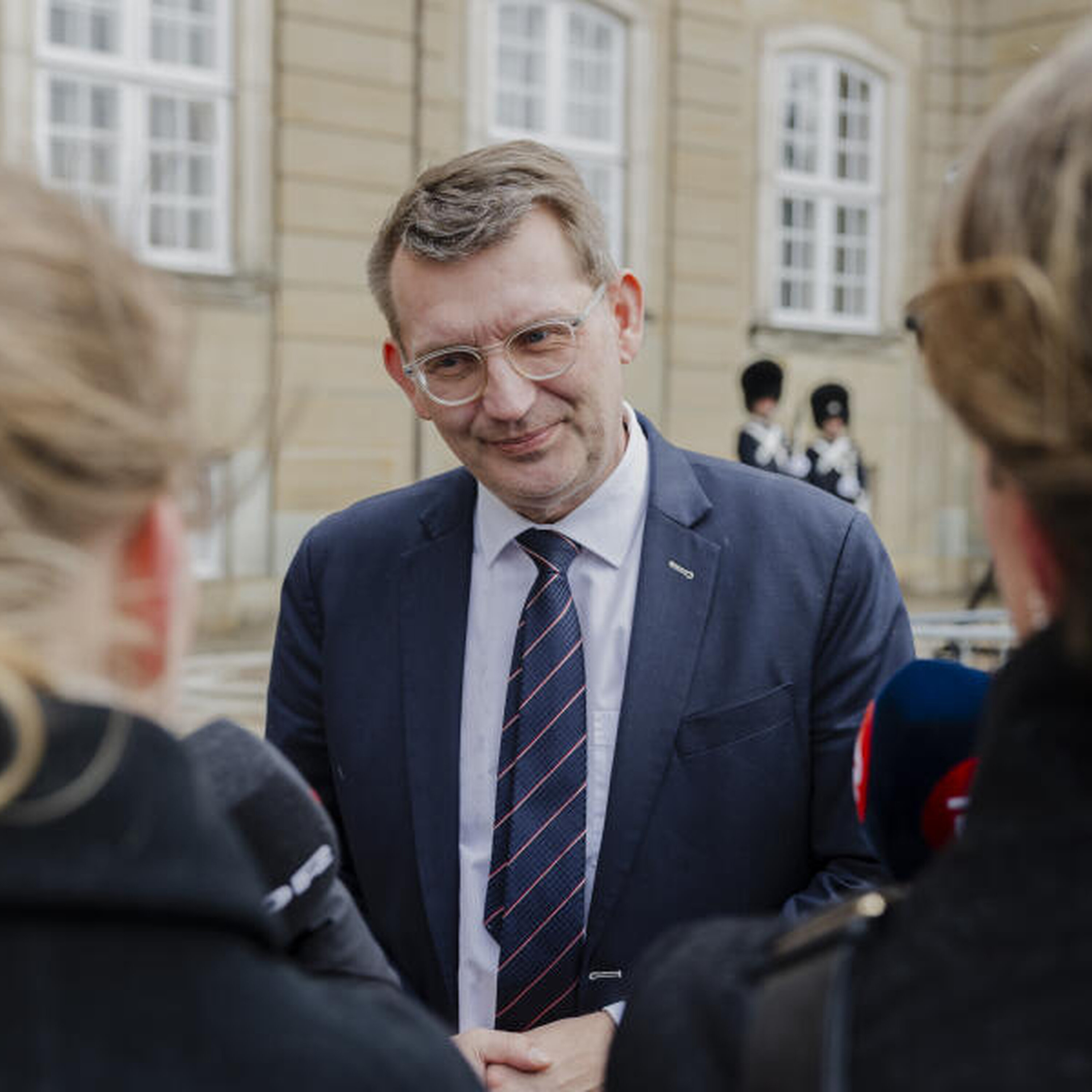Da vi havde læst interviewet, sad vi begge tilbage med én reaktion: Spurgt!