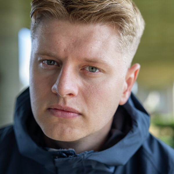 Da Wilfred hænger i luften, kan han mærke, at han alligevel gerne vil leve