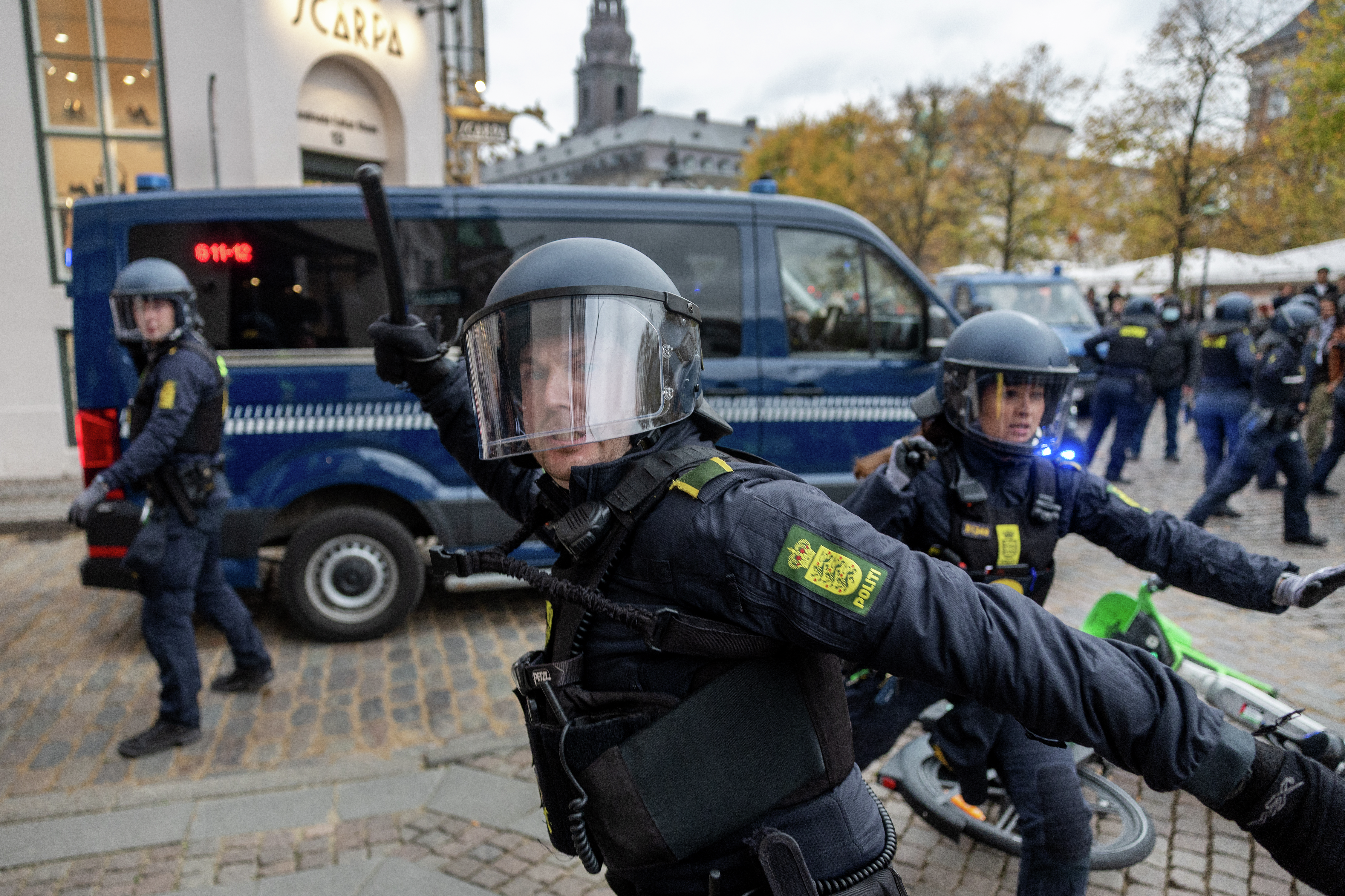 Forholdet til politiet har været svært længe. Lørdag gik grænsen for Politikens fotochef episode artwork