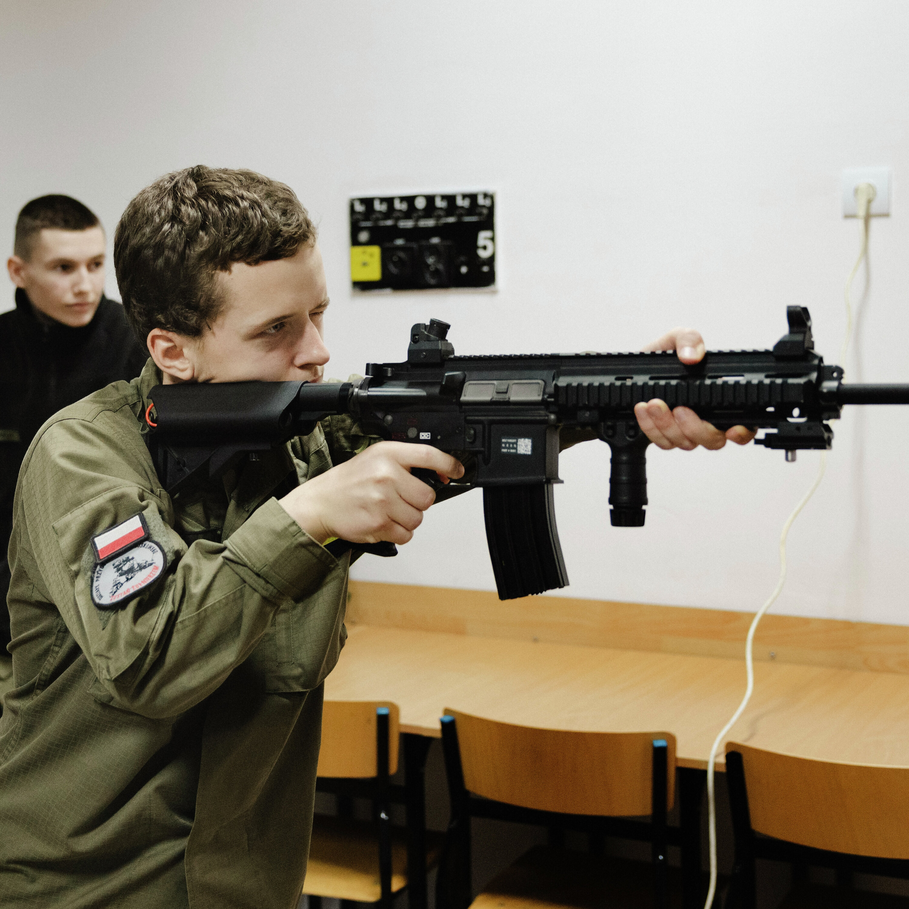 Skoleelever går i militæruniform: Lærer at skyde og nedkæmpe droner Skoleelever går i militæruniform: Lærer at skyde og nedkæmpe droner