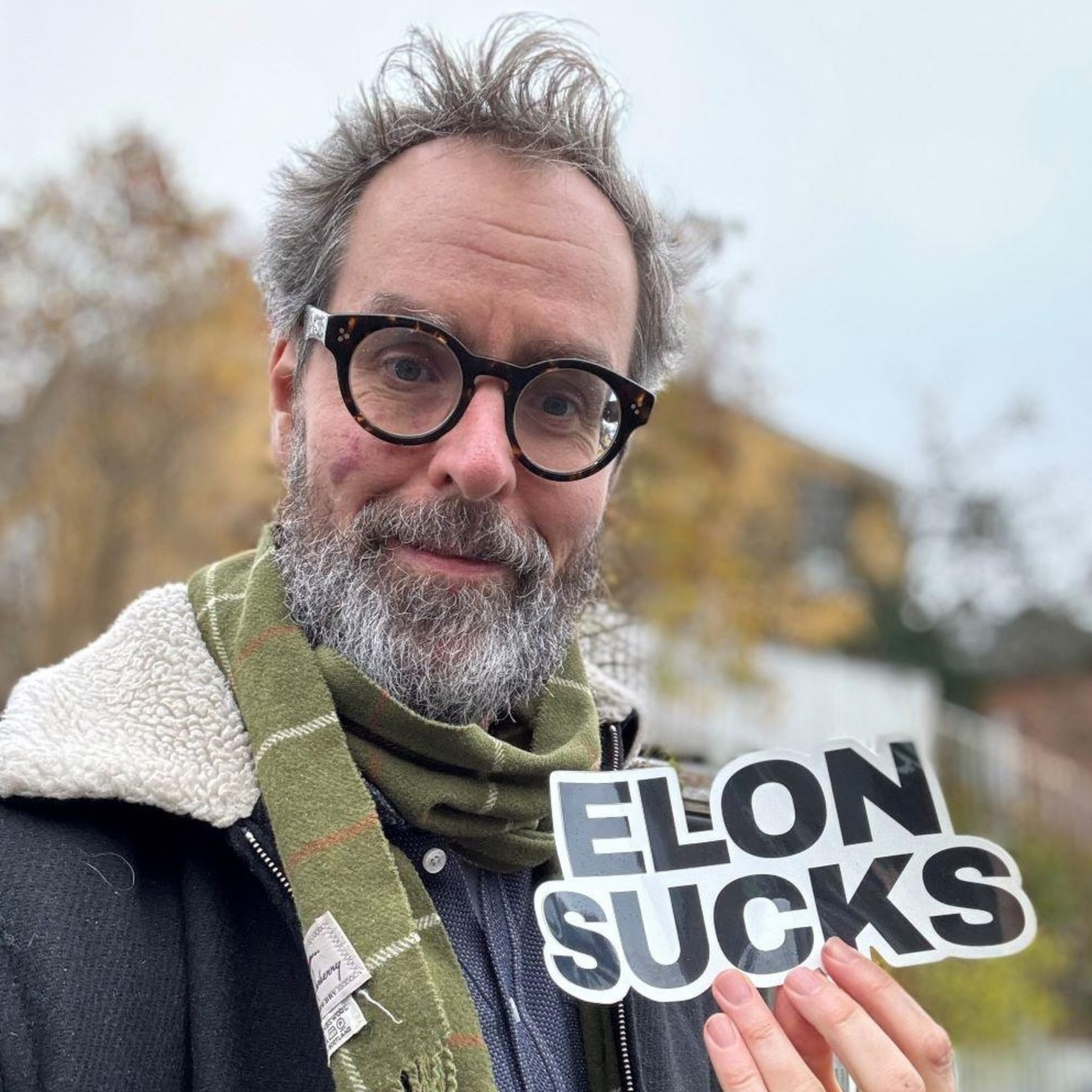 »Elon sucks«