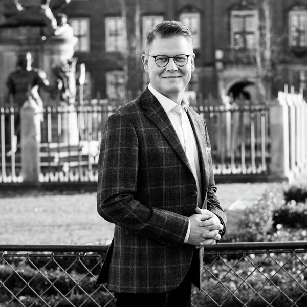 Ledelse med Louise Orbesen #16: Lars blev fyret som leder. Hvad der ventede ham, var en vild rutsjebanetur