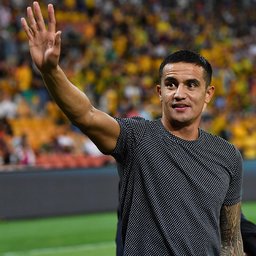 Tim Cahill speaks with Alan ahead of final Socceroos game