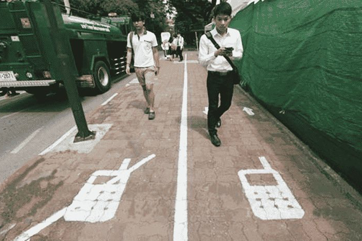 'Phone zombies': The dangers of using your phone on the street