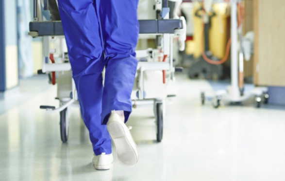 WA nurse's logistical nightmare to bring 9-year-old daughter home from Melbourne
