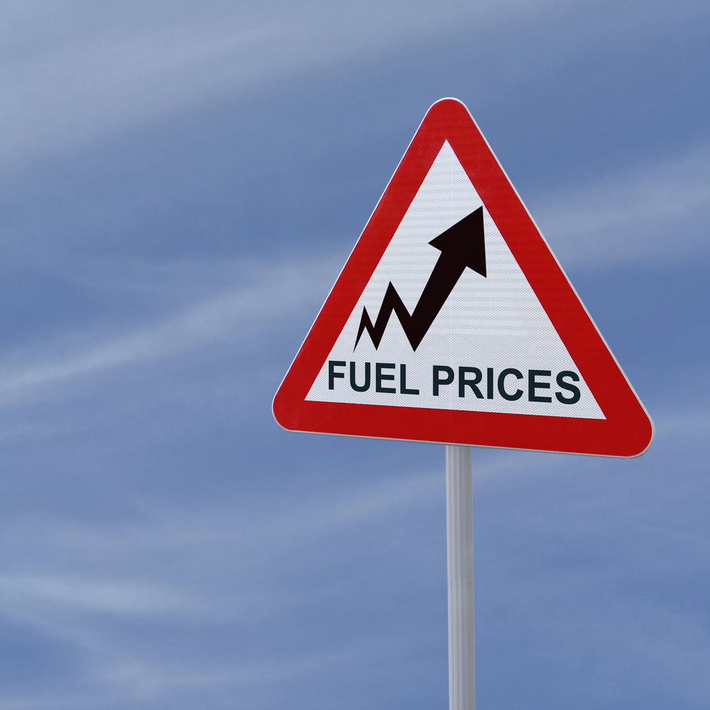 'It just doesn't add up': RACQ blasts servos for record fuel prices