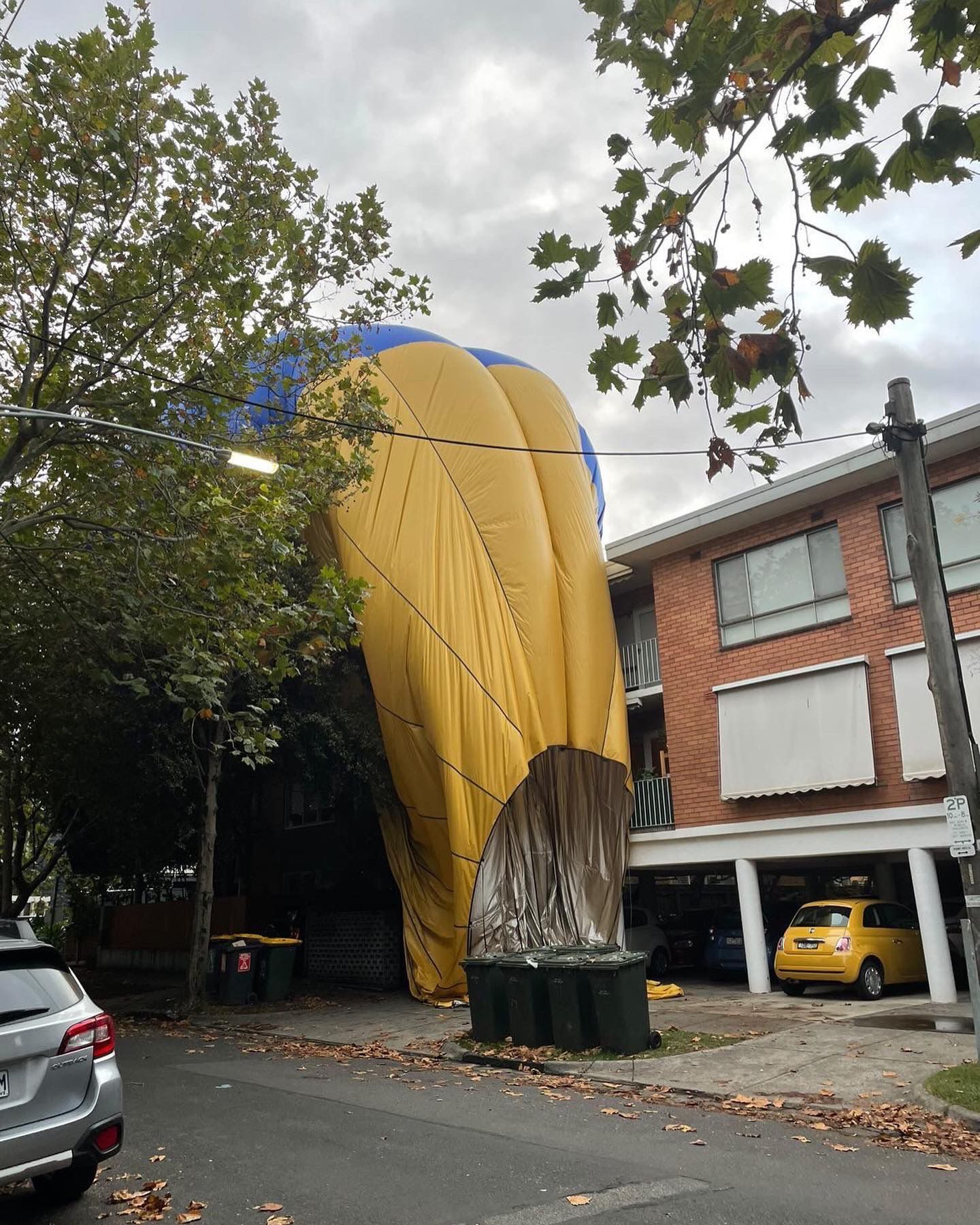 'Pretty scary': Hot air balloon crashes on homes in Elwood