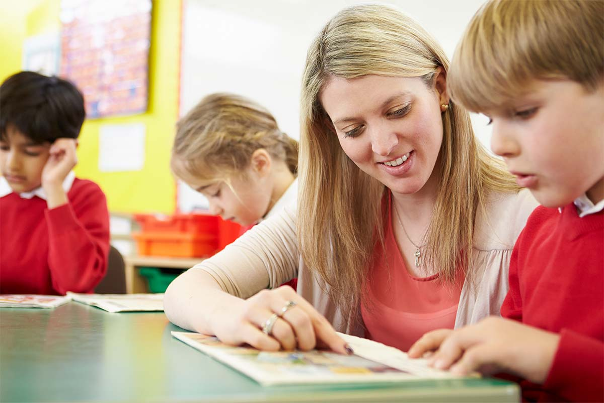Literacy expert calls on schools to delay teaching kids to read