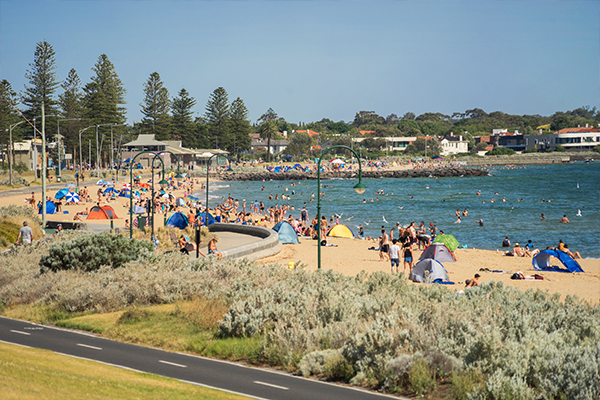 Health warning as Melbourne braces for hottest day in nearly a year