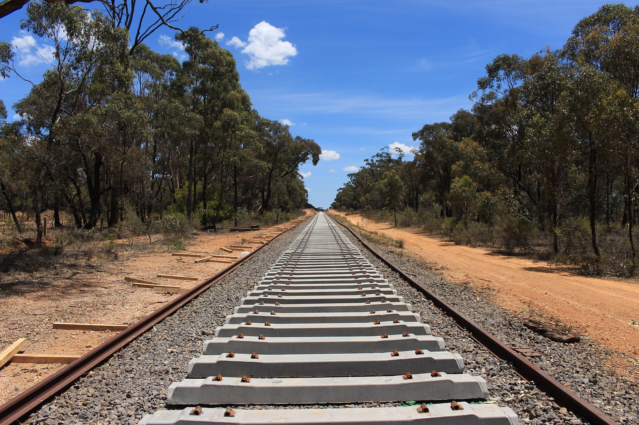 Victoria blames Commonwealth for stalling crucial rail project