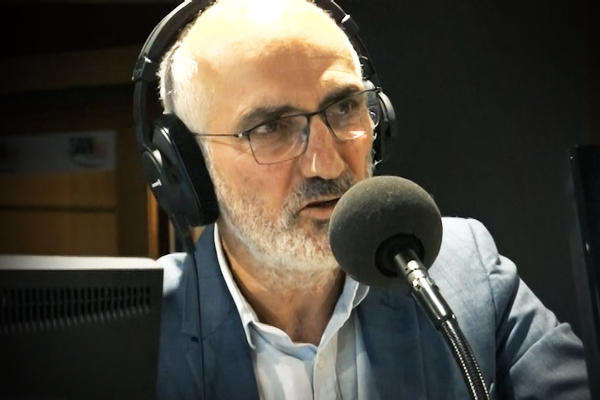 Full chat: Aussie music icon Paul Kelly's new Christmas album, with the help of a few friends