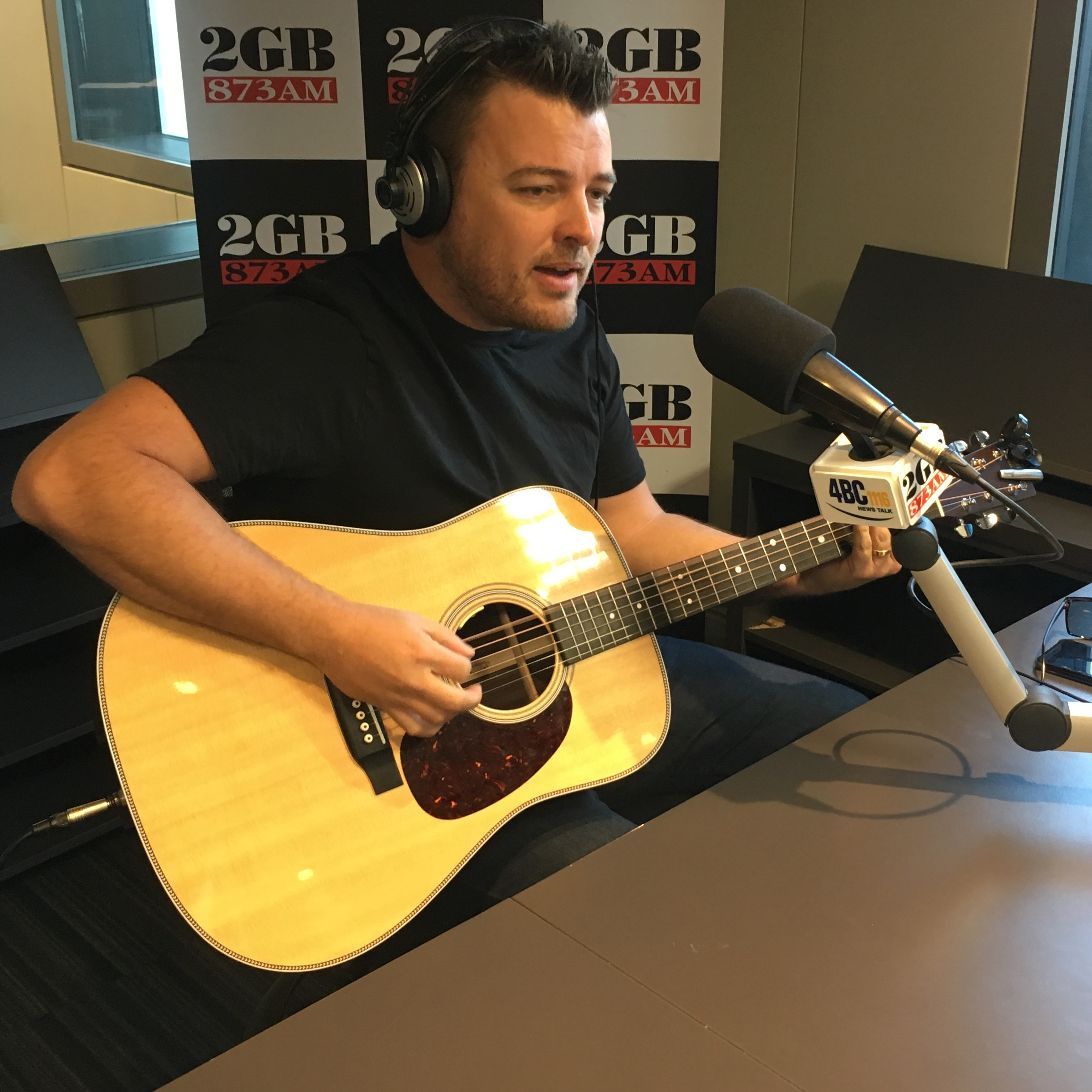 Travis Collins performs new single Happy LIVE