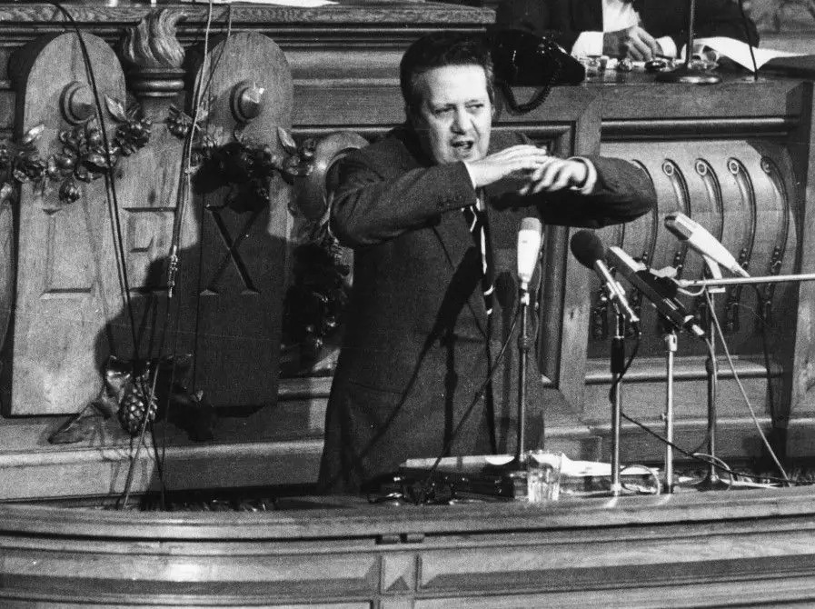 A moção de confiança que provocou a queda do primeiro governo de Mário Soares (dezembro de 1977)