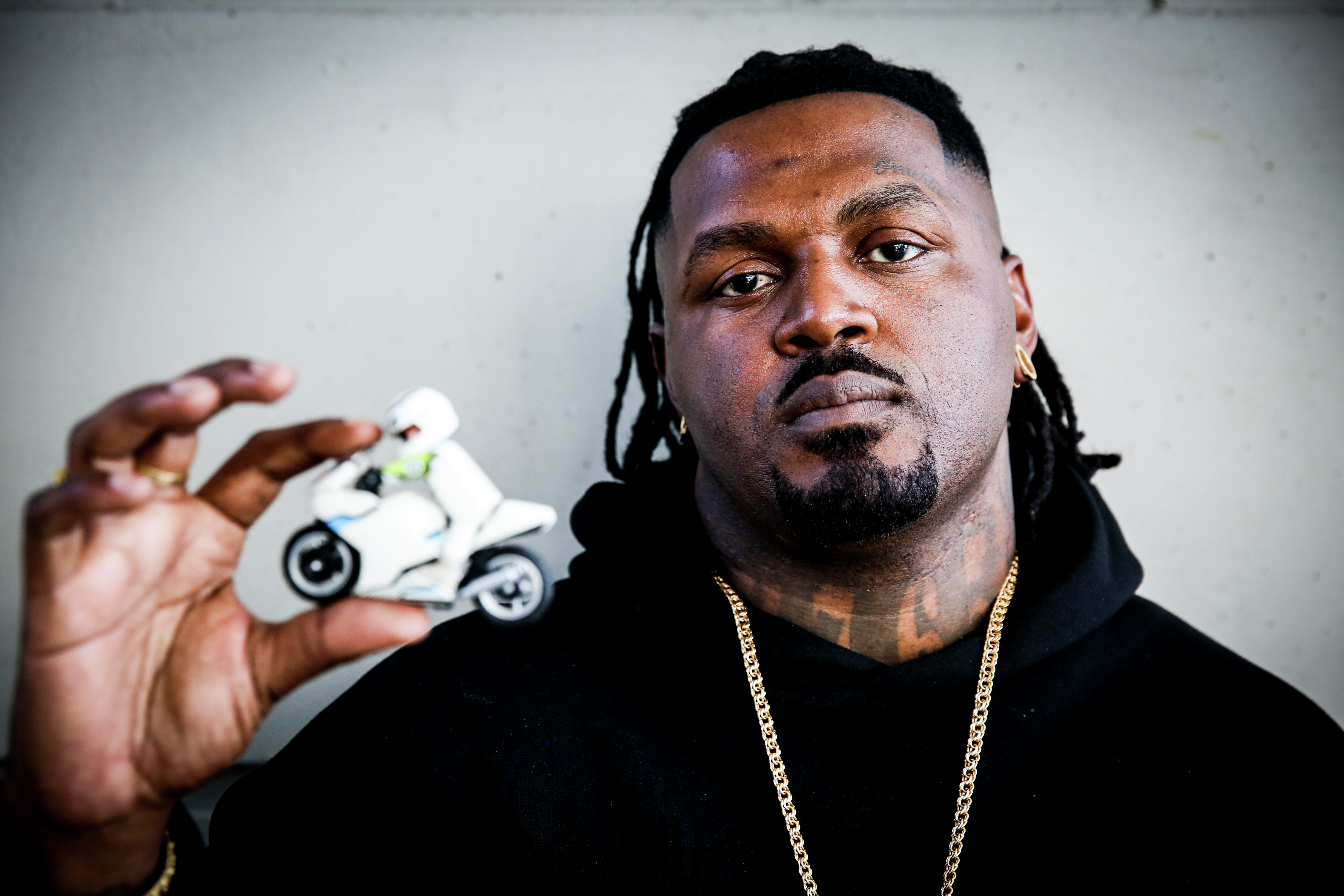 Plutónio: “Vim do bairro e de um meio que trouxe muitos problemas a mim, a amigos, familiares e até à minha mãe. Sinto que a música conseguiu salvar-me”