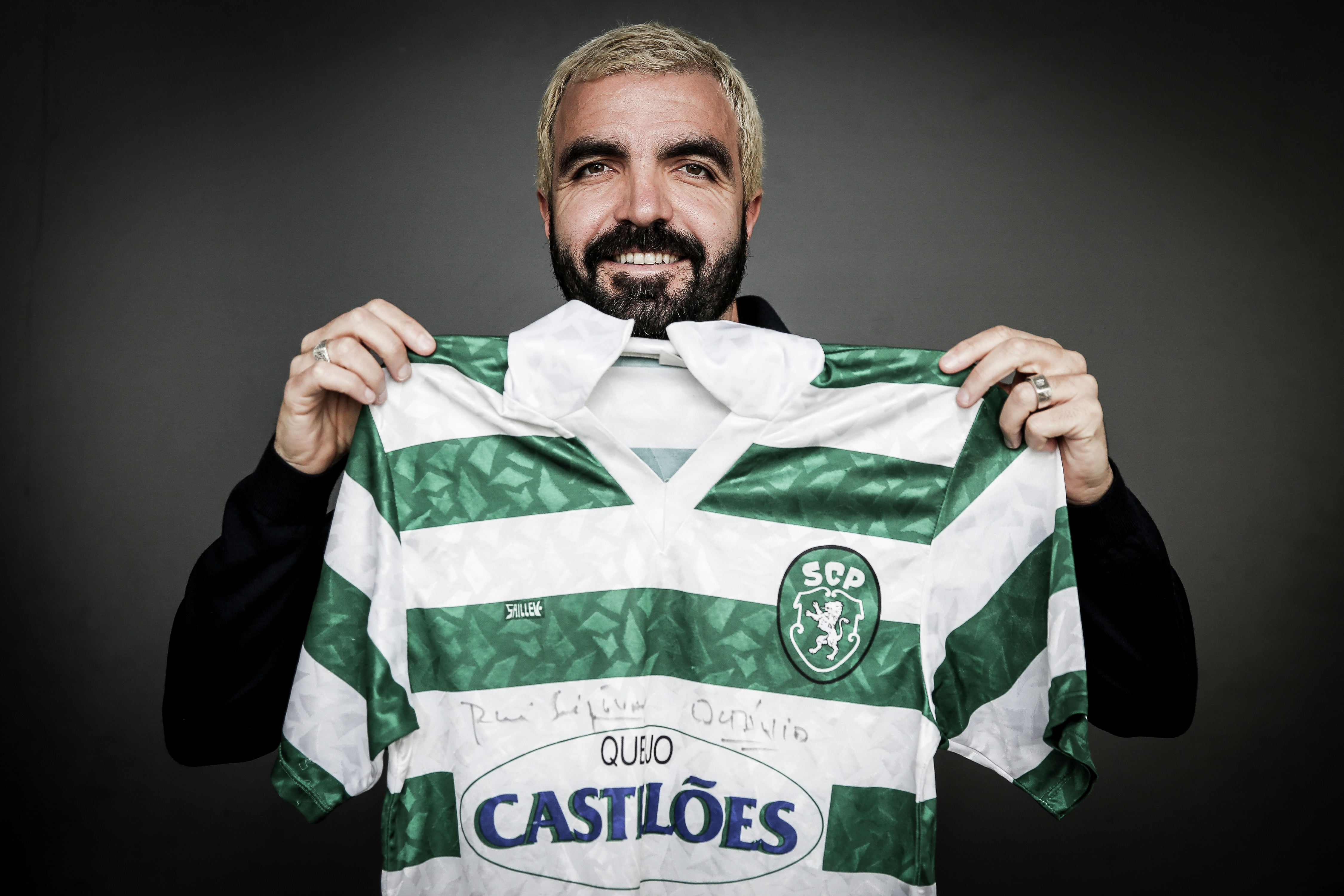 Salvador Martinha: “Em criança o teu trabalho é a escola, se és mau isso mexe com a tua autoestima. Felizmente jogar bem à bola trouxe-me alguma popularidade, mas o que fazia mais por ela era o meu sentido de humor”