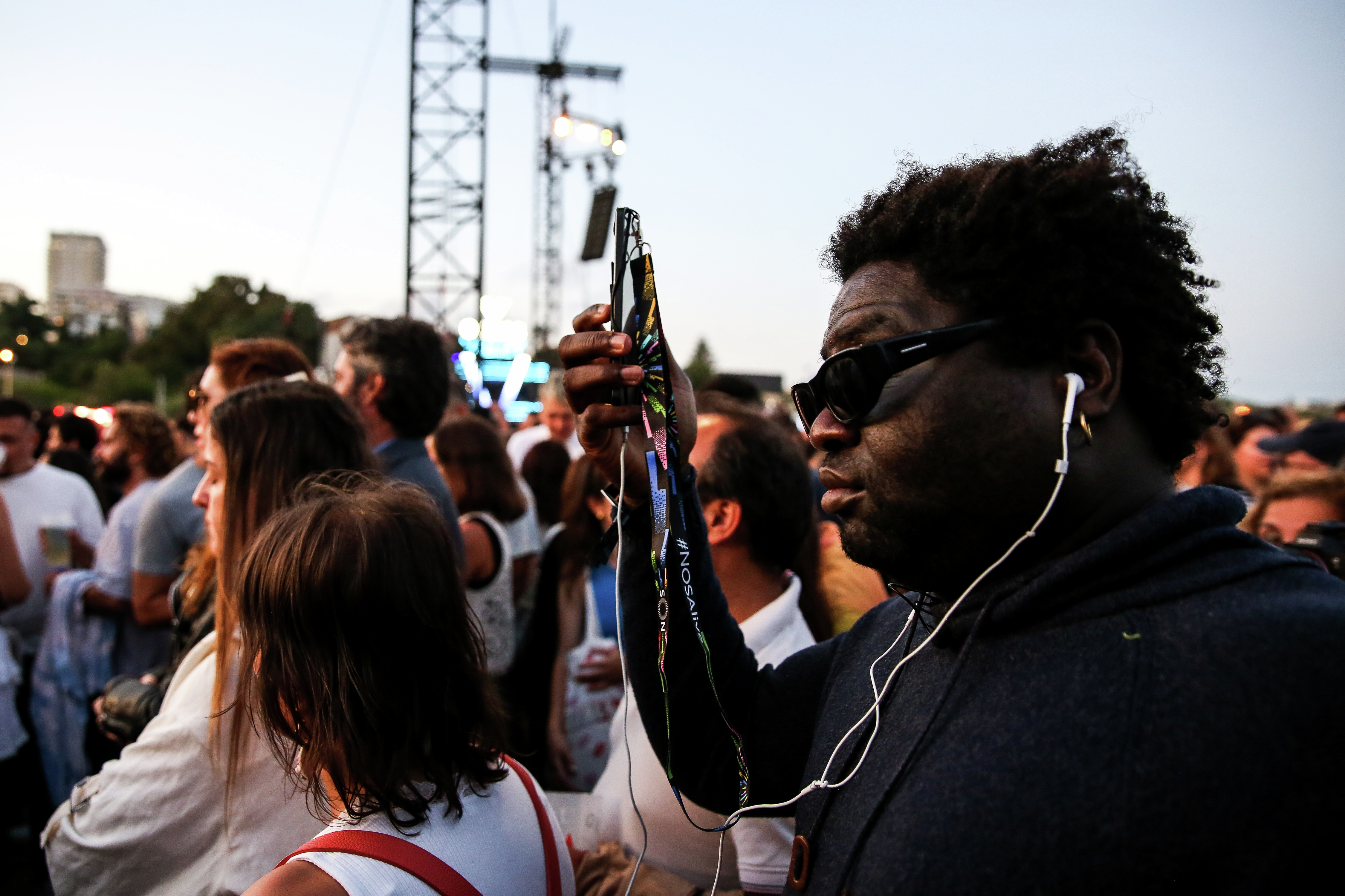 "É um auxílio tecnológico para não estarmos na escuridão": NOS lançou app no Alive para mostrar o festival a cegos e pessoas com baixa visão