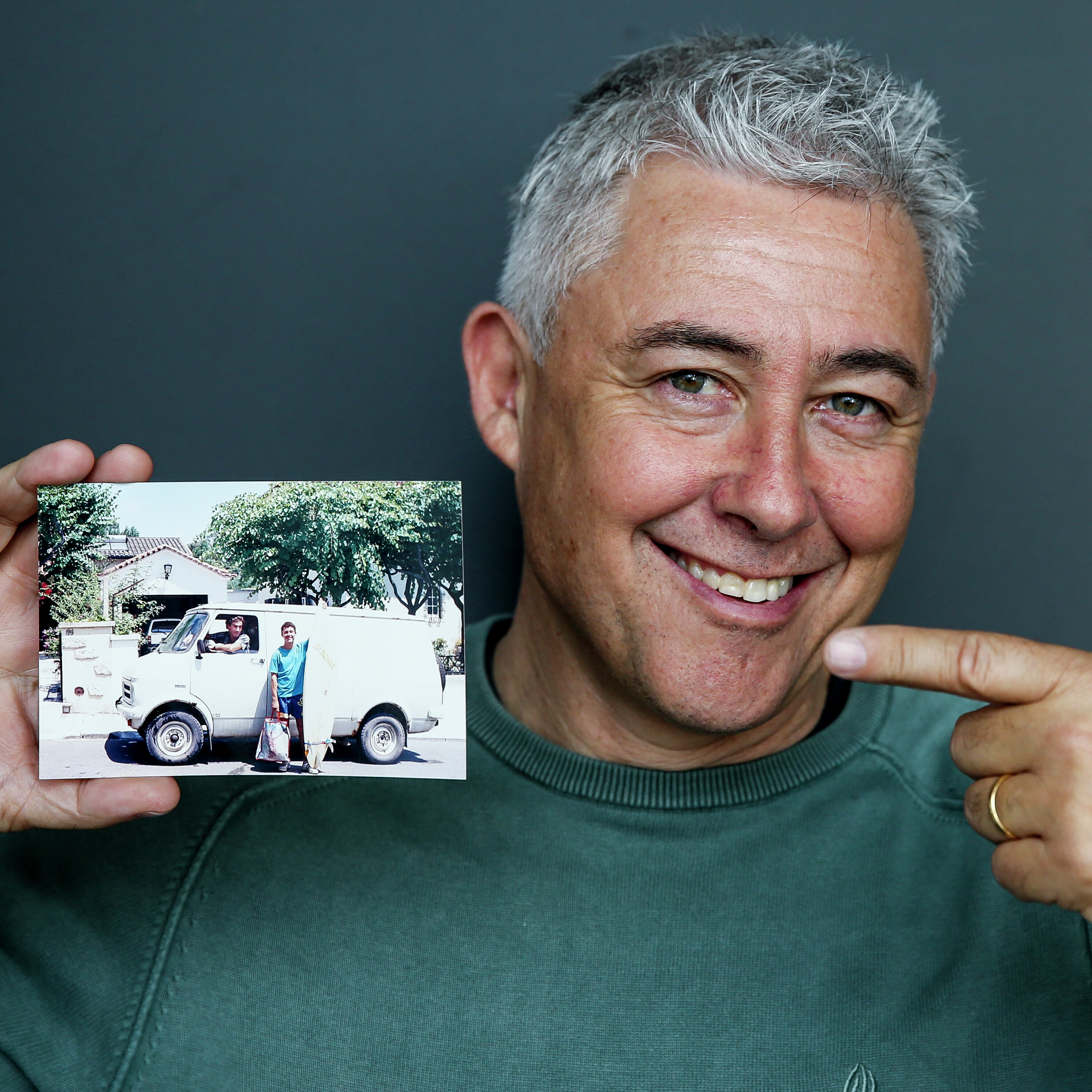 Gonçalo Cadilhe: “Gostava de acreditar que consegui revolucionar o desapego material nas viagens, porque eu assumo que estou com uma mochila às costas com pouco dinheiro, mas uma grande curiosidade intelectual e prefiro dormir mal e comer mal do que ficar à espera” episode artwork