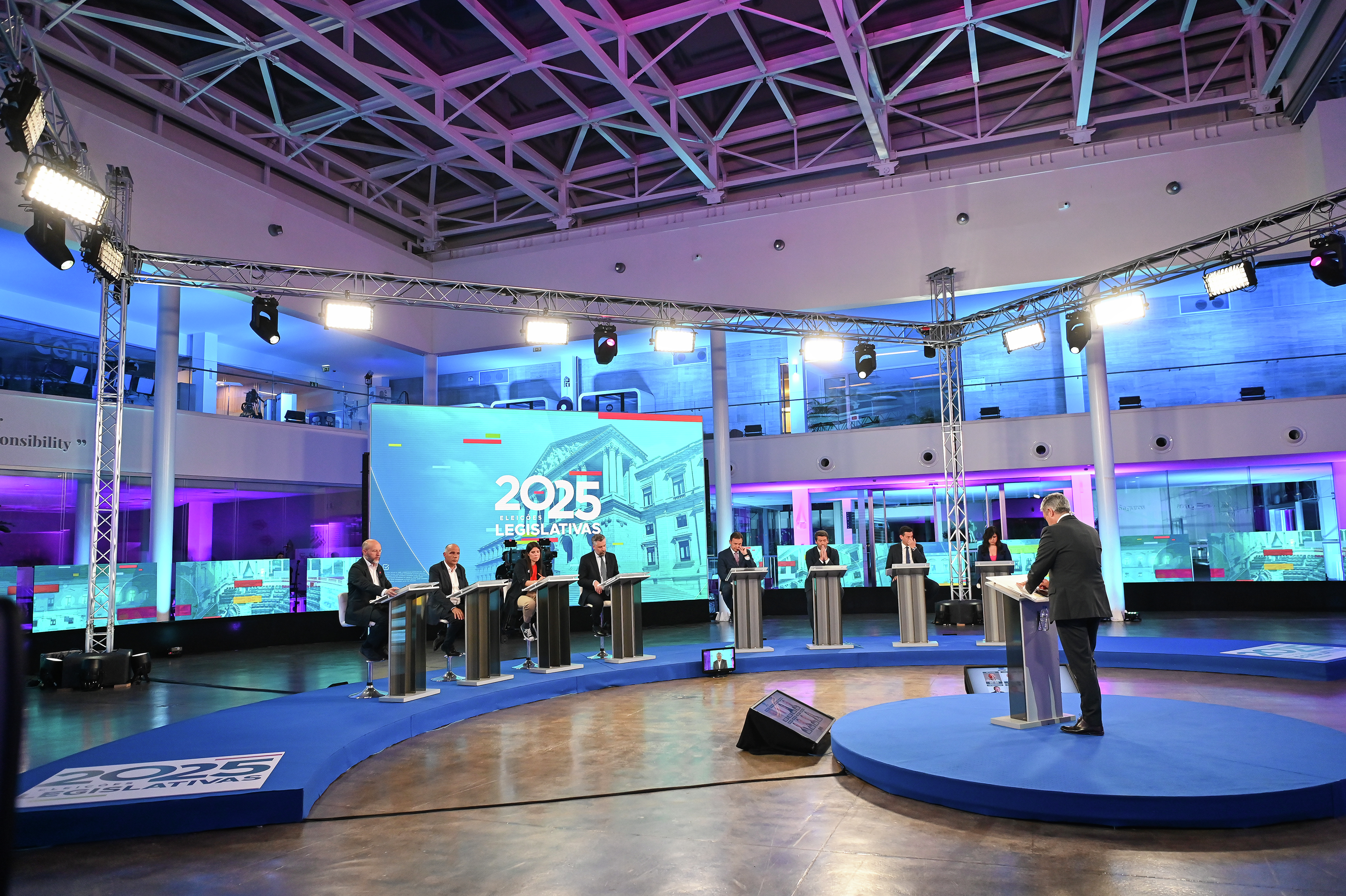 AD, BE, CDU, Chega, IL, Livre, PS e PAN: oiça o debate entre os oito partidos com assento parlamentar