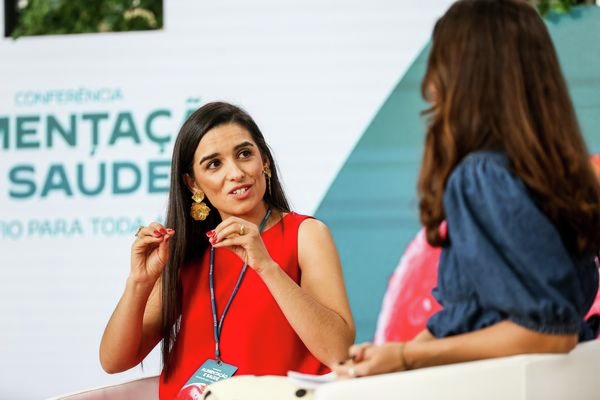 Comer bem, poupar mais e pensar no futuro: episódio especial ao vivo sobre literacia alimentar com a nutricionista Helena Real