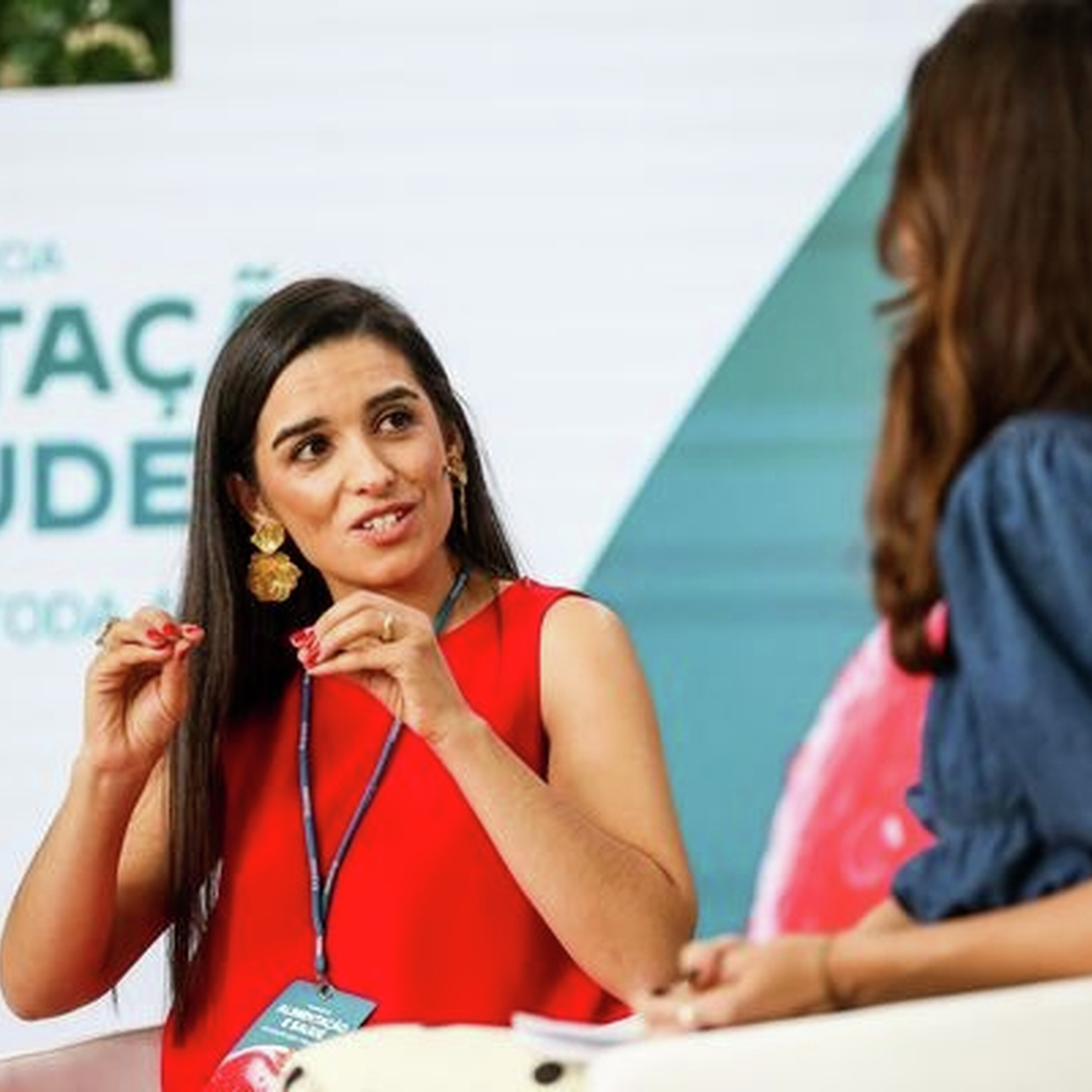 Comer bem, poupar mais e pensar no futuro: episódio especial ao vivo sobre literacia alimentar com a nutricionista Helena Real Comer bem, poupar mais e pensar no futuro: episódio especial ao vivo sobre literacia alimentar com a nutricionista Helena Real