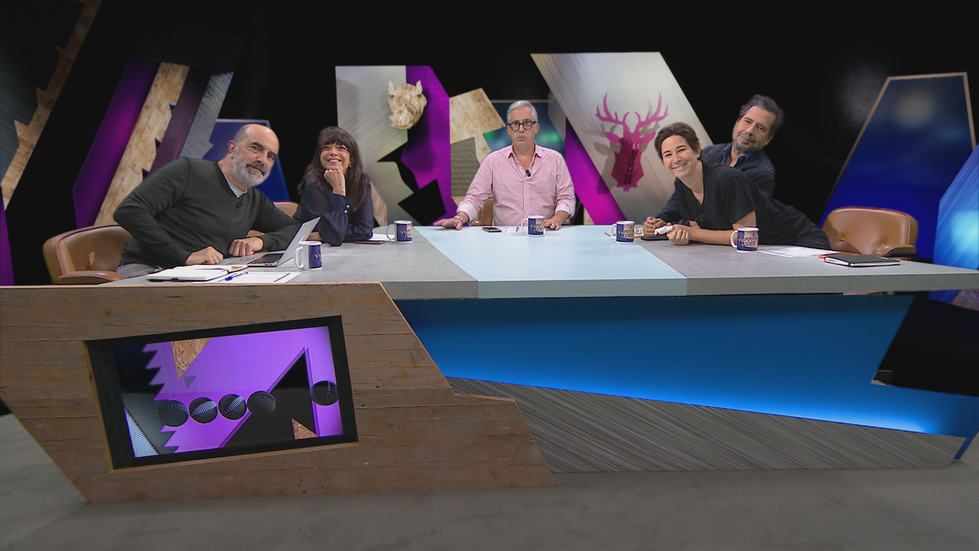 Nómadas digitais, pessoas com dúvidas de tecnologia, e papéis no para-brisas