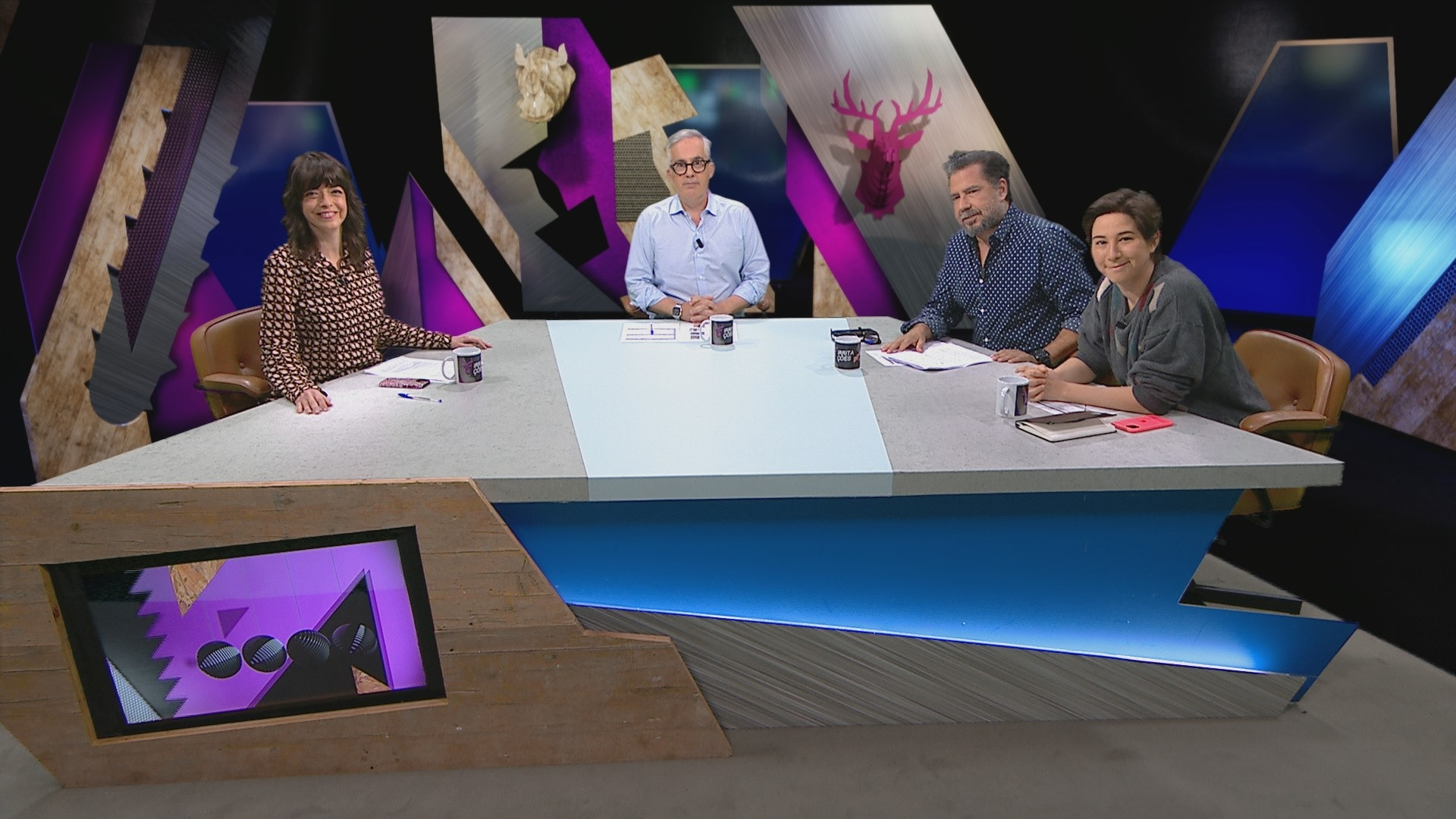 Renovar passaportes, pedidos de casamento em público, e beijar em escadas rolantes