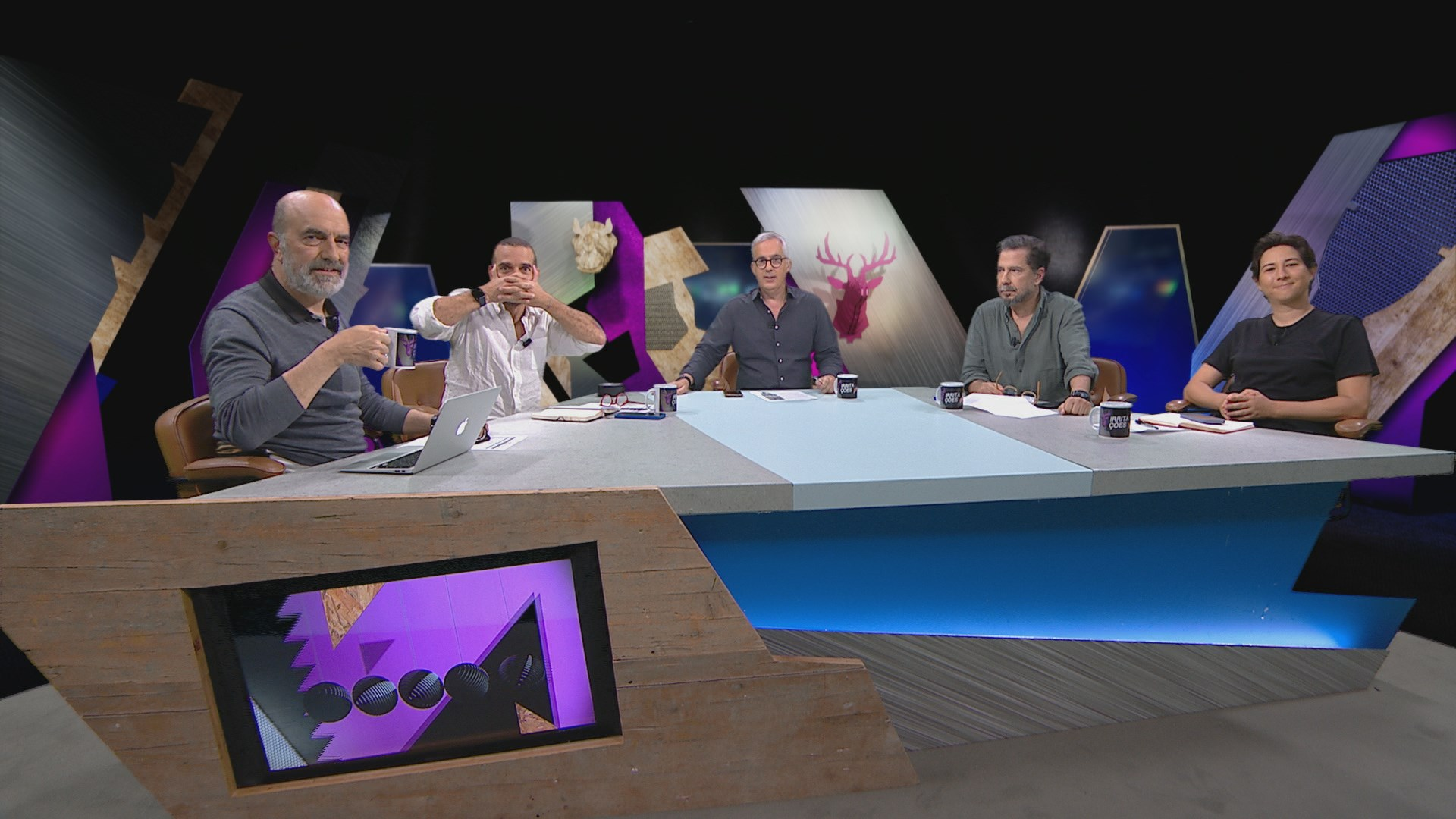 Políticas no ginásio, seguranças, e pessoas que chateiam os outros para lerem coisas por si