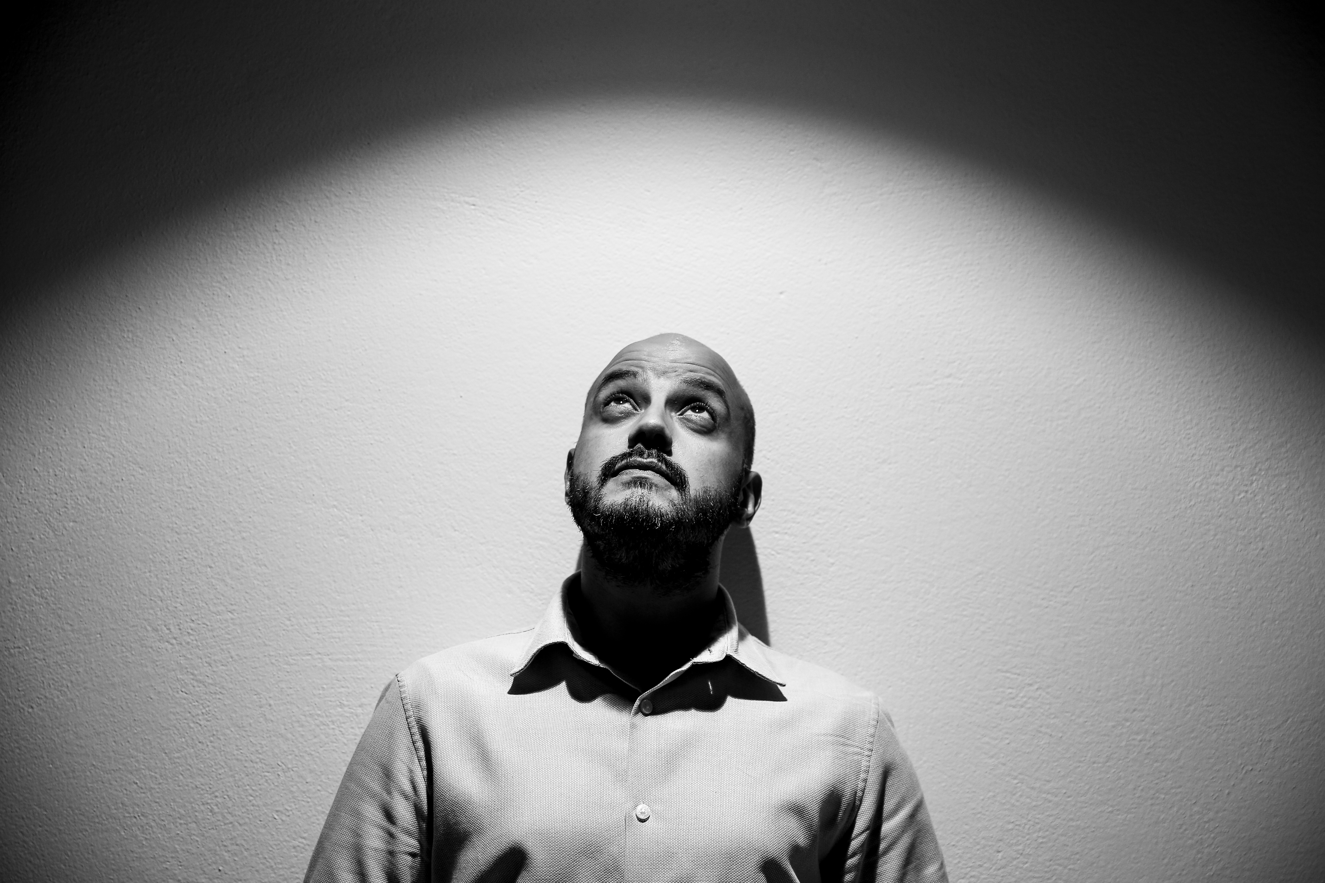 Nelson Nunes (parte 1): “Escrever pode ser uma finta à morte, sabendo que ela vai ganhar. No amor e no humor há esse adiamento da morte. É bom falarmos e rirmos dela”