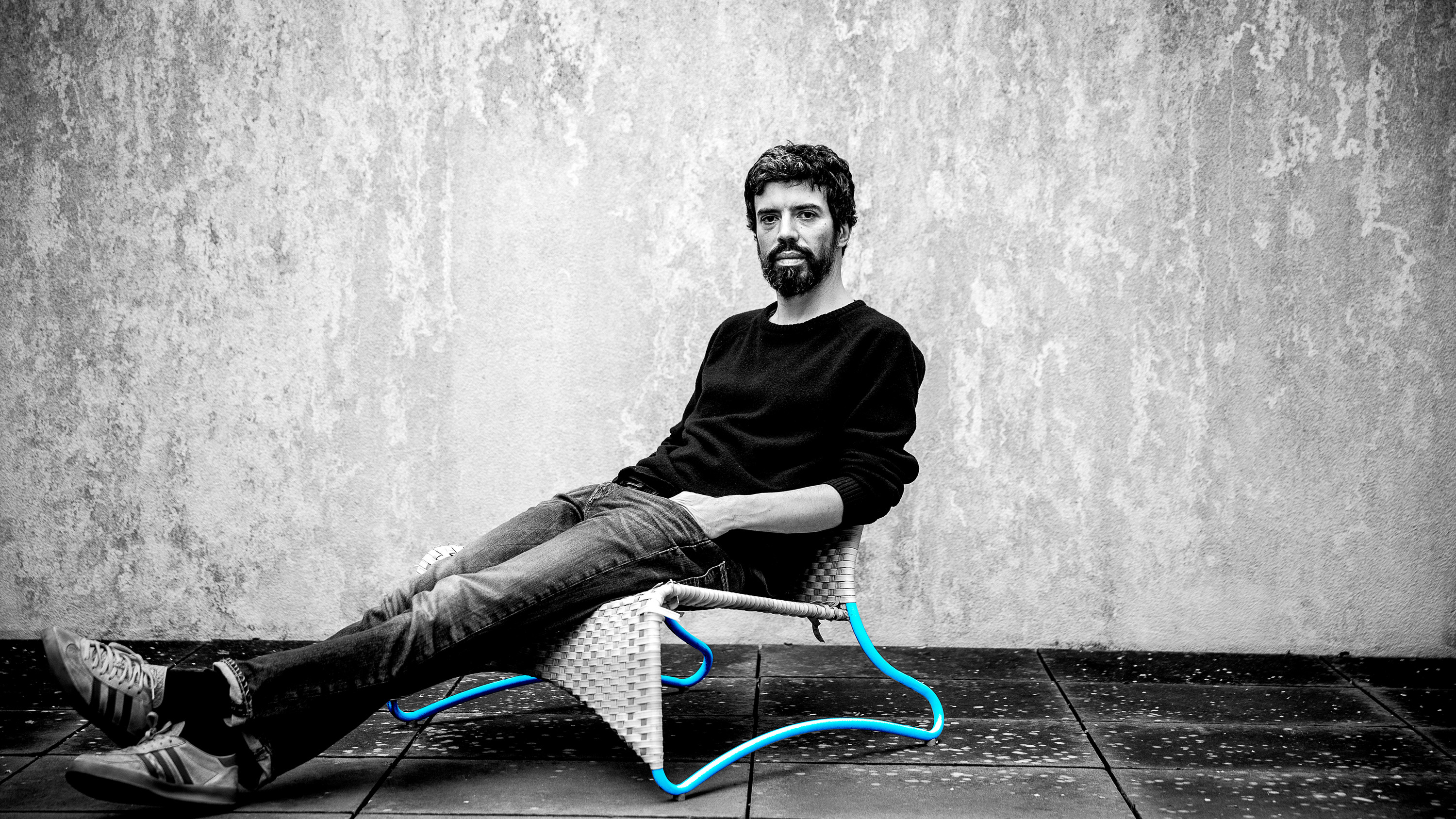 João Tordo: “É um bocadinho ridículo pensar que levar 12 garrafas de gel e 80 rolos de papel higiénico para casa me vai libertar da doença”