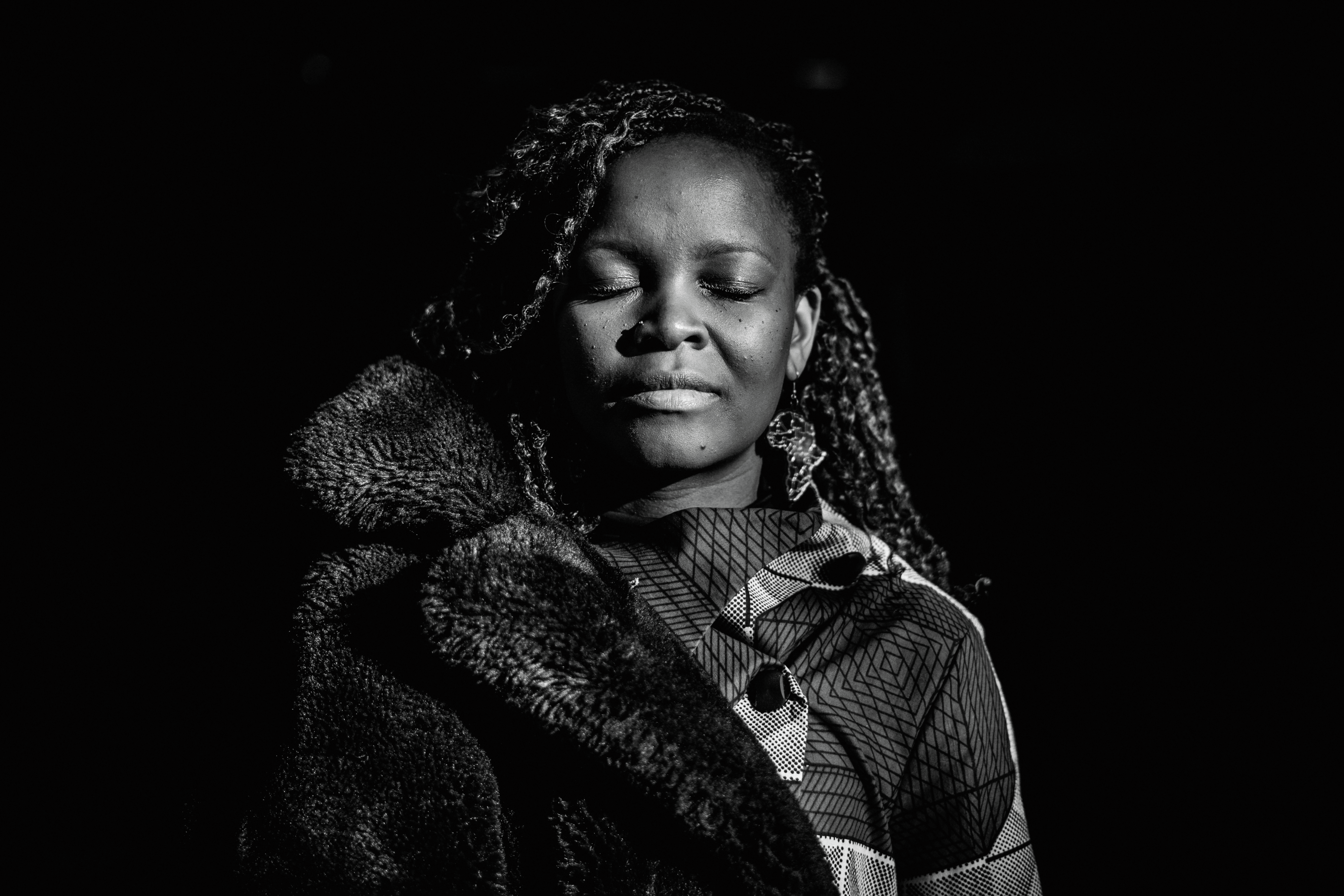 Selma Uamusse (parte 2): “Não canto punk rock, mas nos concertos gosto da disrupção de andar por cima das cadeiras de um auditório e dar as mãos ao público, tornando-nos mais humanos”