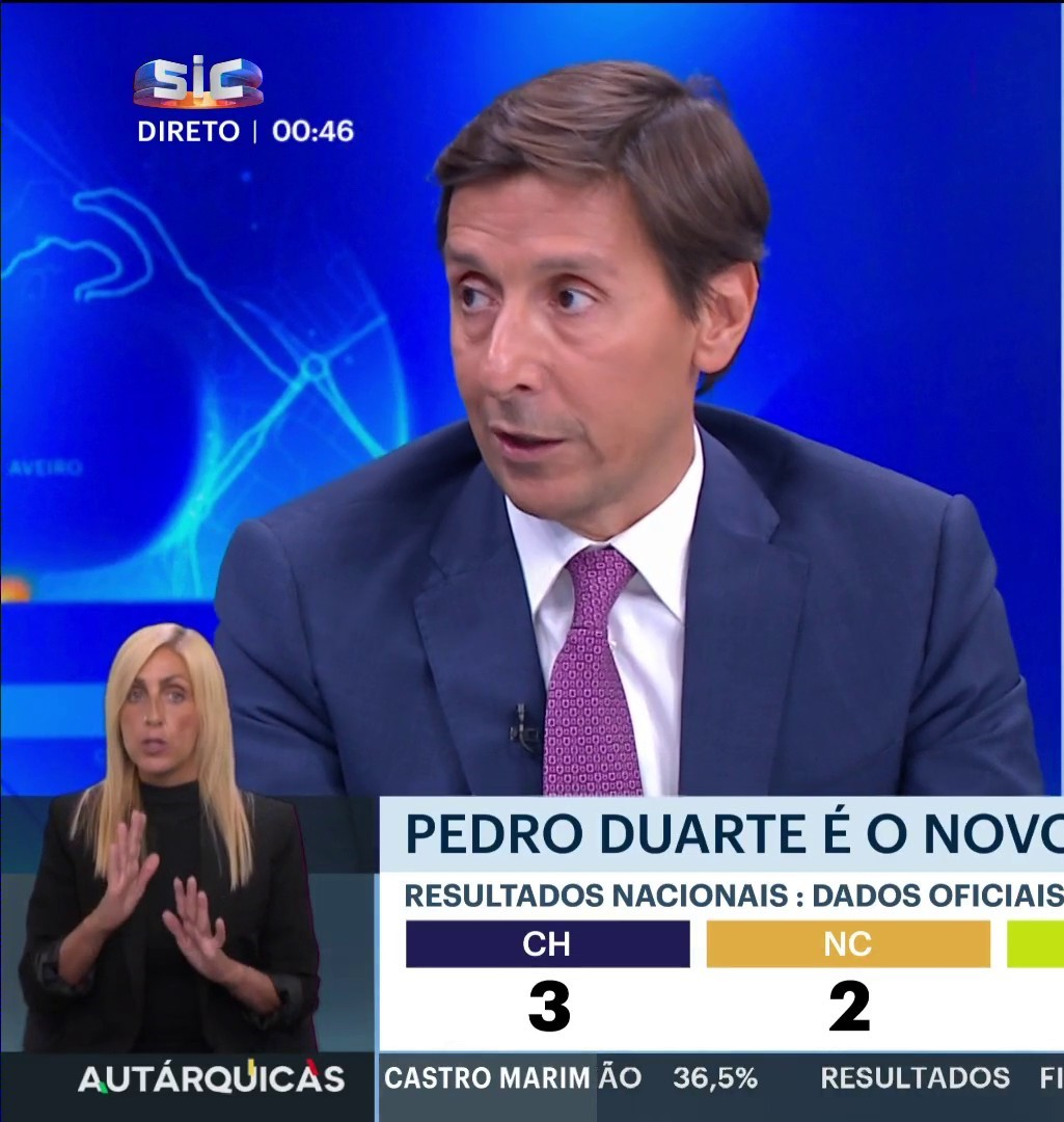 “O PSD tem duas vitórias hoje, mais câmaras do que o PS e trava o Chega. Esta é uma boa noite para Luís Montenegro”: comentário de Bernardo Ferrão na Grande Noite Autárquicas SIC