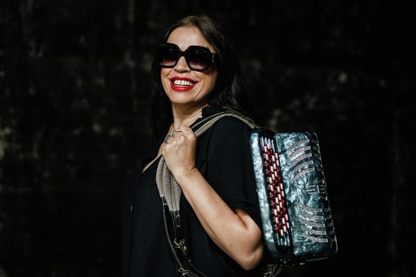 Os mais ouvidos de 2025, com Rosinha: “Num concerto no Algarve disse: ‘esse senhor de camisa às riscas pode repetir o que disse aos seus colegas?’ Sou boa a ler lábios”