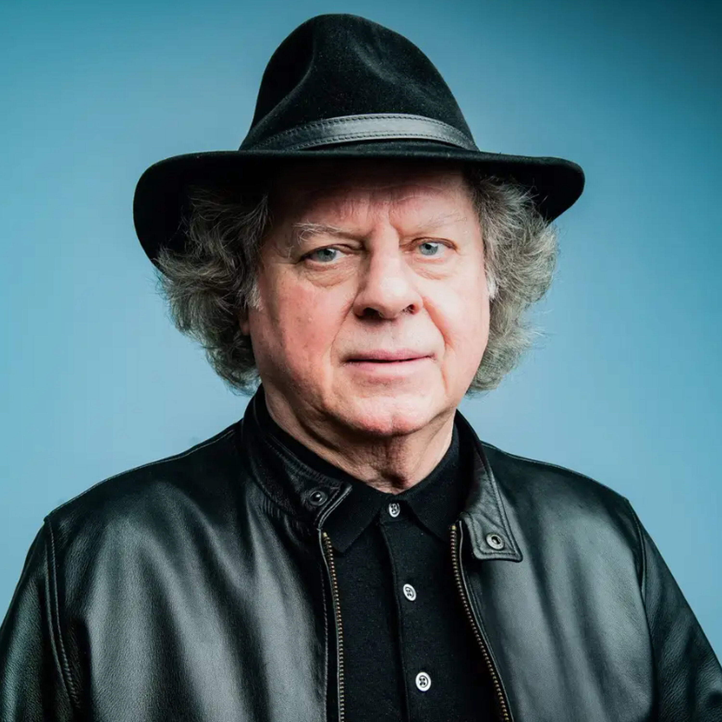 Os mais ouvidos de 2026, com António Manuel Ribeiro: “Num dia de concerto, um músico disse-me: ‘Tó, tens de me emprestar uma guitarra porque vendi a minha esta noite.’ A heroína entrou nos UHF”