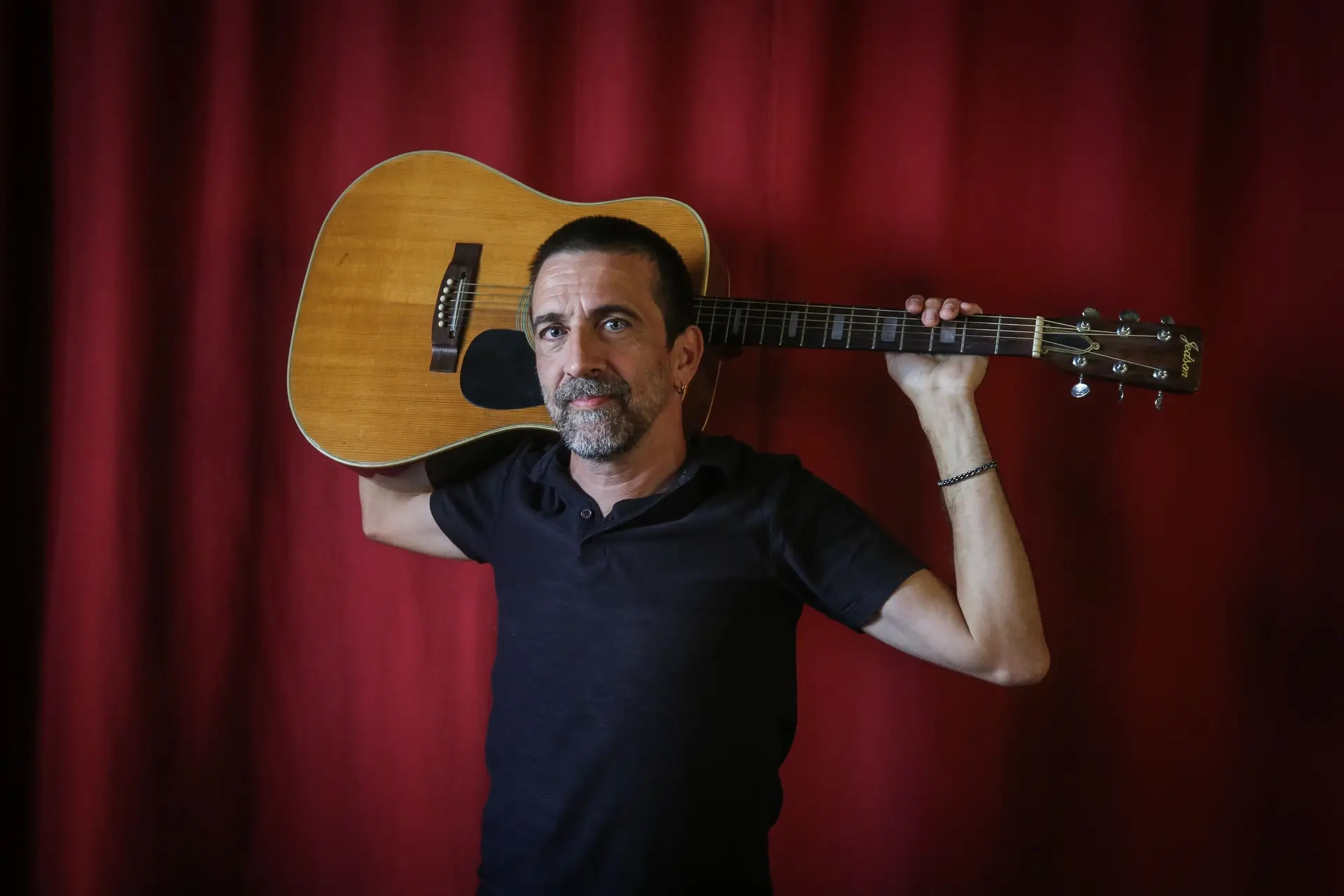 Manel Cruz: “Vejo a arte como uma profissão: quantas horas trabalhas, que impostos pagas, se é preciso uma oficina... Não me sinto mais que um trolha”