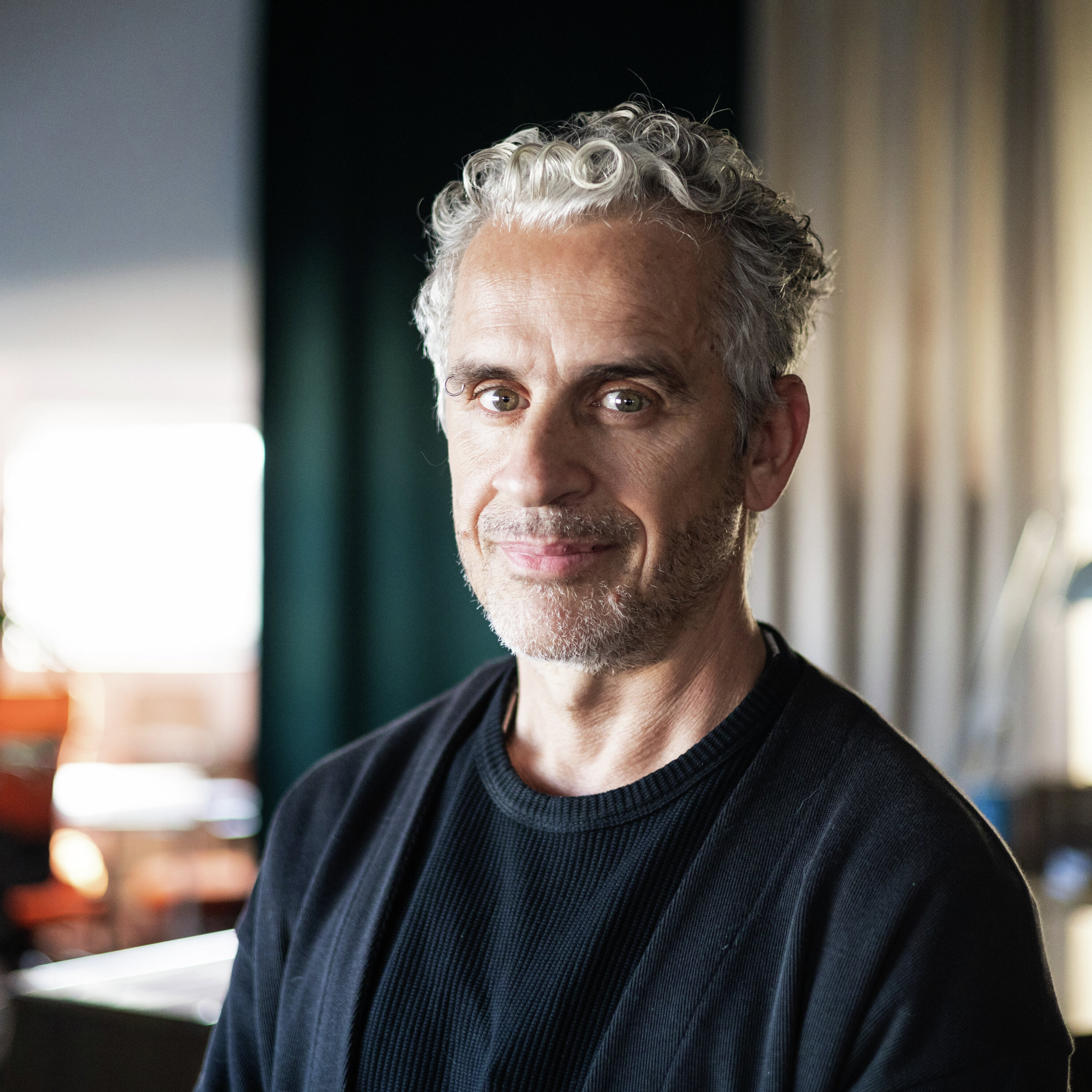 Escrever à mão ajuda-nos a pensar? José Luís Peixoto fala sobre livros, viagens e filosofia