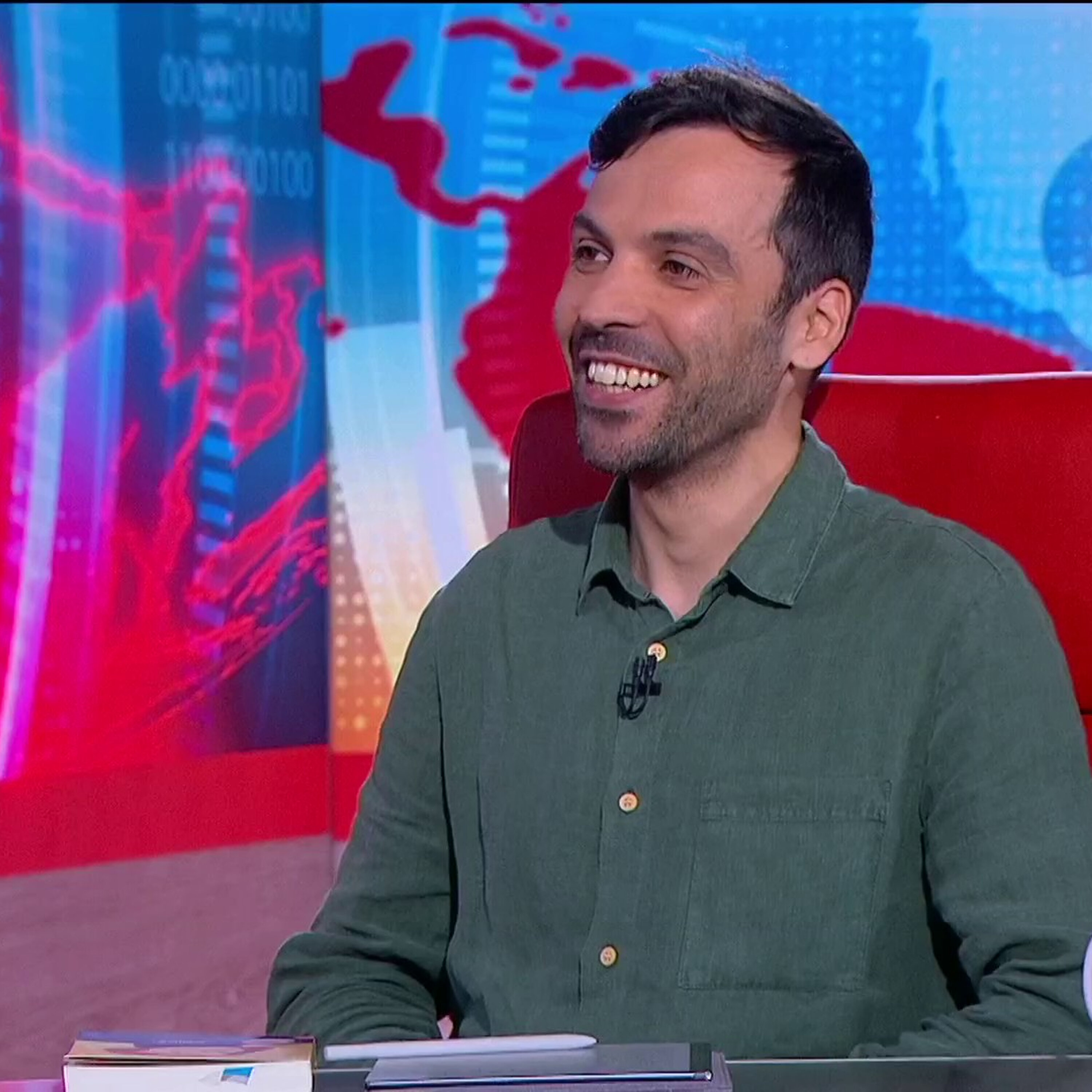 Entrevista a Jorge Pinto: “Tripliquem-nos o gabinete parlamentar e deixamos o Rui Tavares dedicar-se à sua História. Não o chamaremos da reforma para salvar o partido se estivermos em alguma aflição” Episode cover