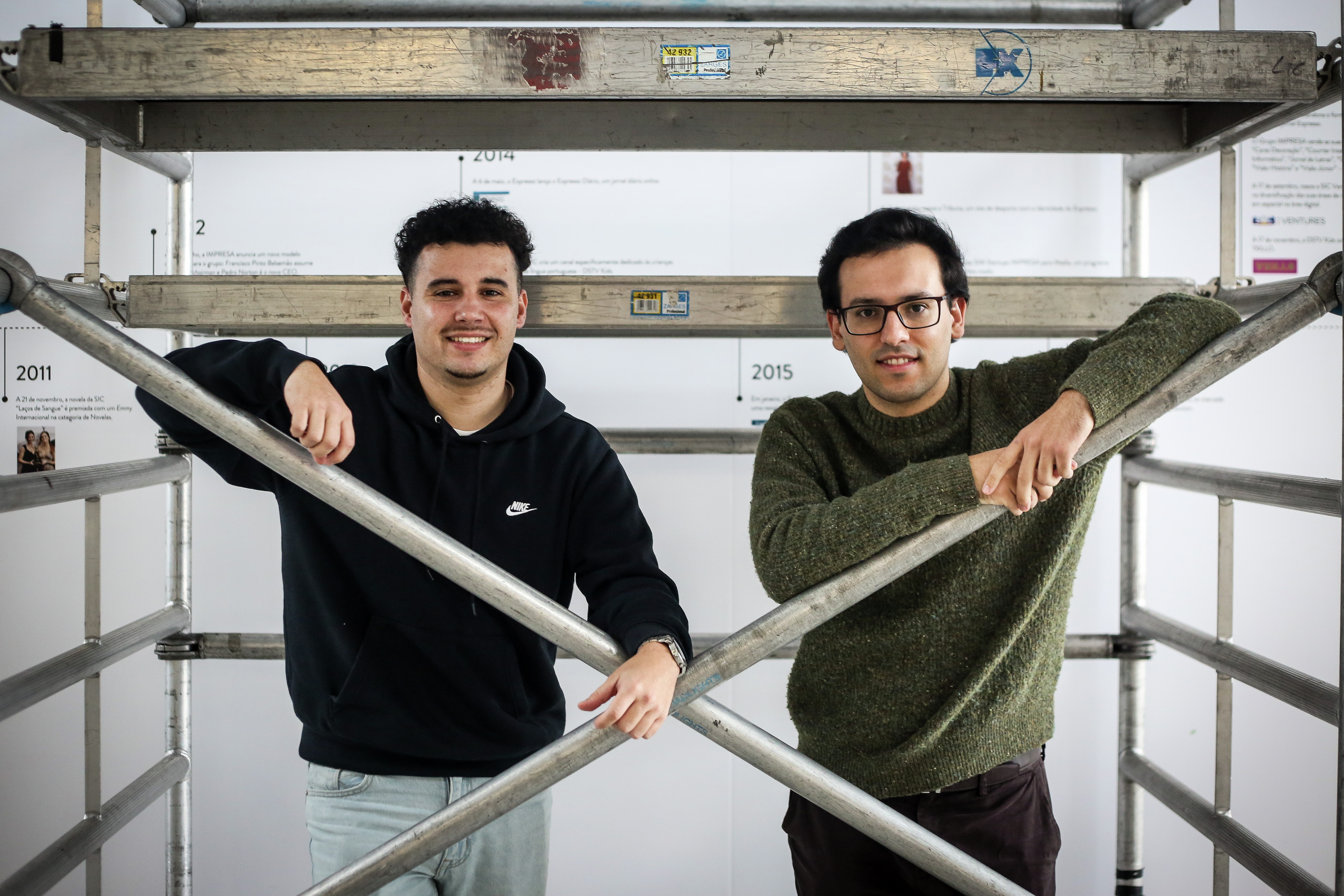 John Mendes: “As comunidades portuguesas no estrangeiro são um público que abraça. Podem não gostar de uma piada, mas estão a amar ter-te ali em palco”