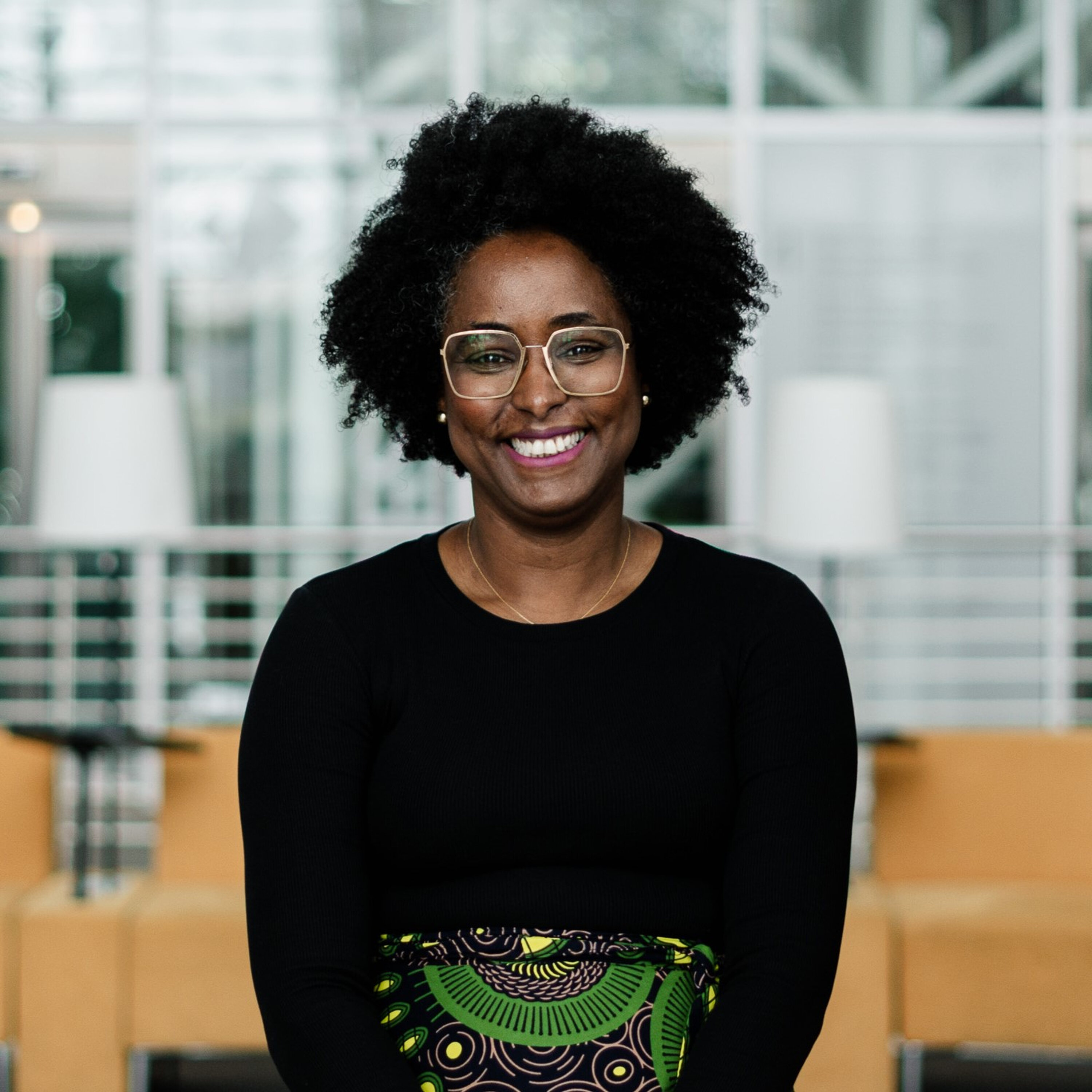 Aua Baldé: “Quando me sento na Assembleia Geral das Nações Unidas, estou lá eu, o meu afro e ainda ponho o turbante. É essencial celebrar-se a diversidade”