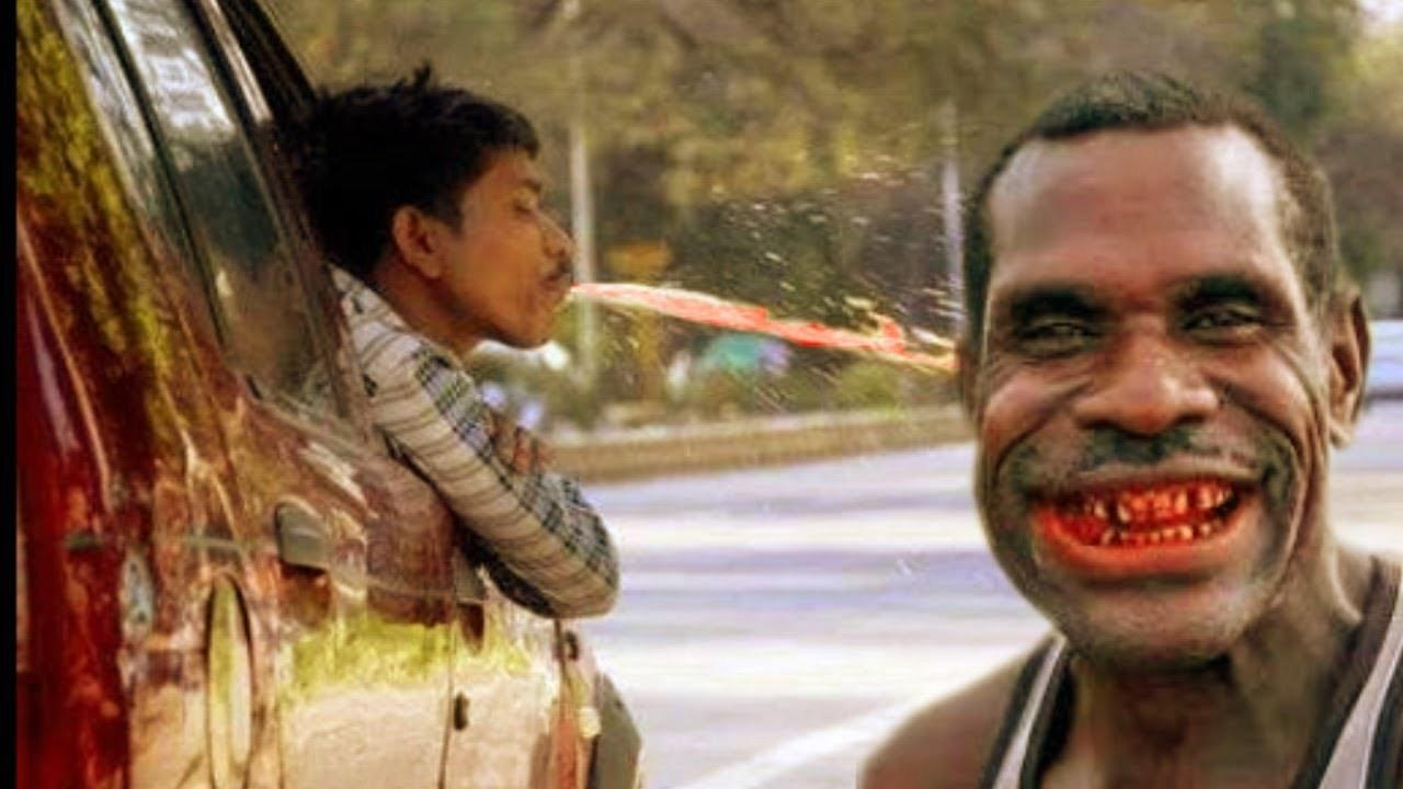 BEIZZATI_GADI KA DARWAZA KHOL SADAK PE GUTKHA THOOKNE WALE