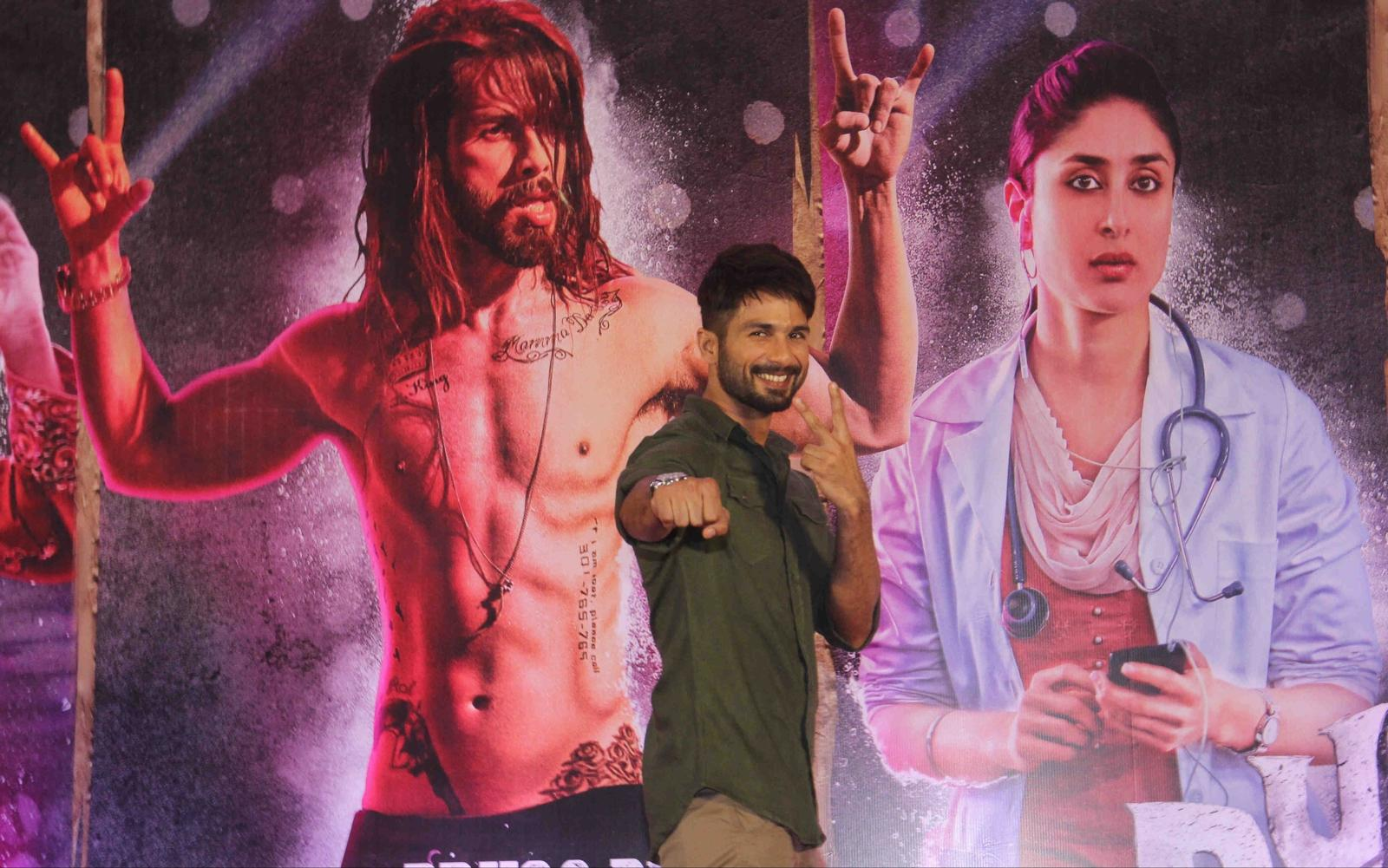 22 JUNE 2016 MORNING NO. 1  RJ RAUNAC  TALKS  ABOUT UDTA PUNJAB RELEASED IN PAKISTAN WITH 100 CUTS