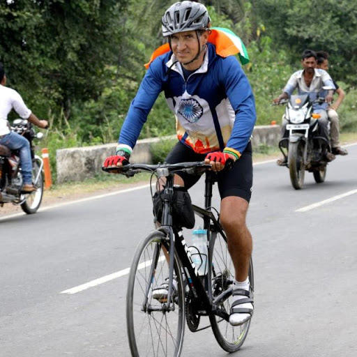 Indore ke cyclist Neeraj yagnik ne cycling karte huye hi manaya World Bicycle day -- RJ Venu