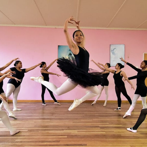 Jong ballerina dans van Gqeberha na Washington DC